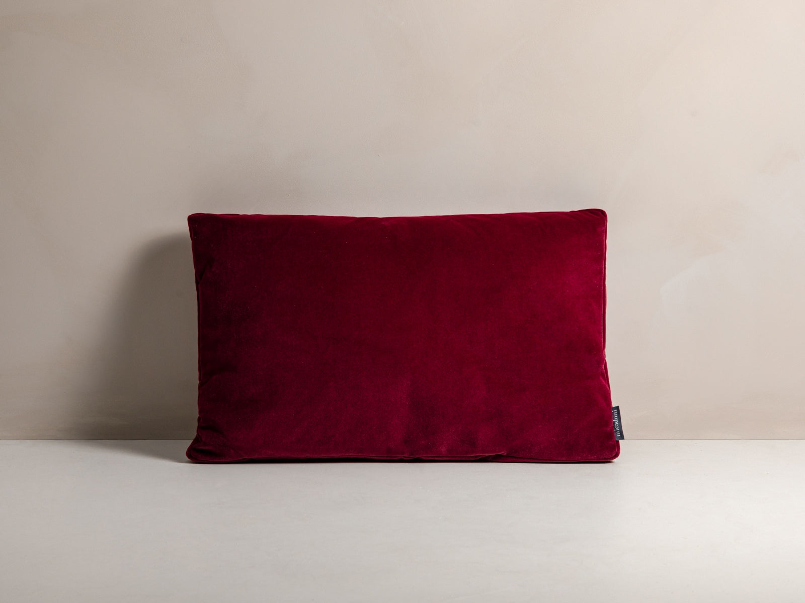 Stripy Velour Pillow in Dark Red präsentiert im Onlineshop von KAQTU Design AG. Deko Kissen ist von Micadoni