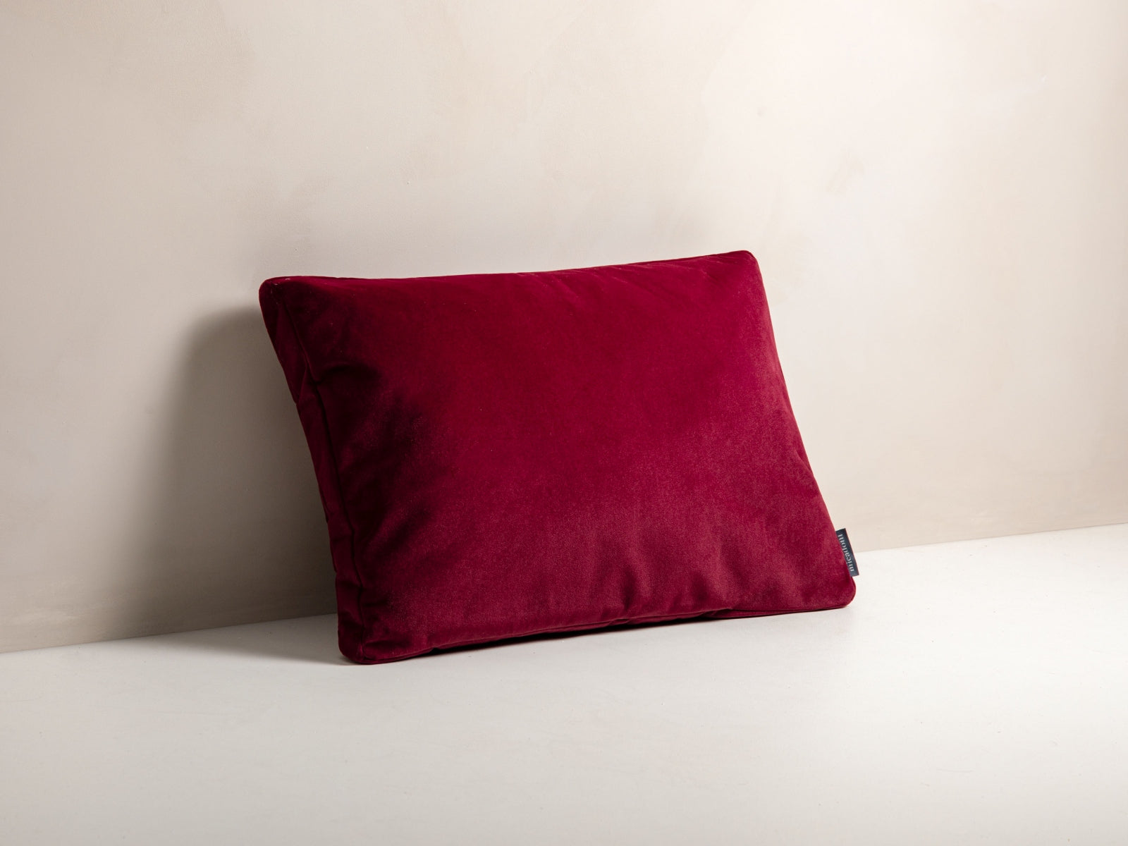Elegantes gestreiftes Velourkissen in dunklem Rot, ideal für stilvolle Wohnräume. Hochwertige Verarbeitung von Micadoni.