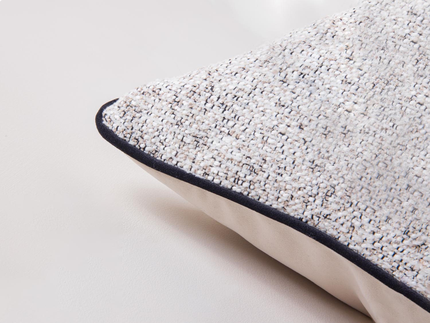 Erleben Sie das Celine Pillow von Micadoni – ein stilvolles Kissen, das Ihrem Zuhause Eleganz und Gemütlichkeit verleiht. Ideal für jedes Sofa!