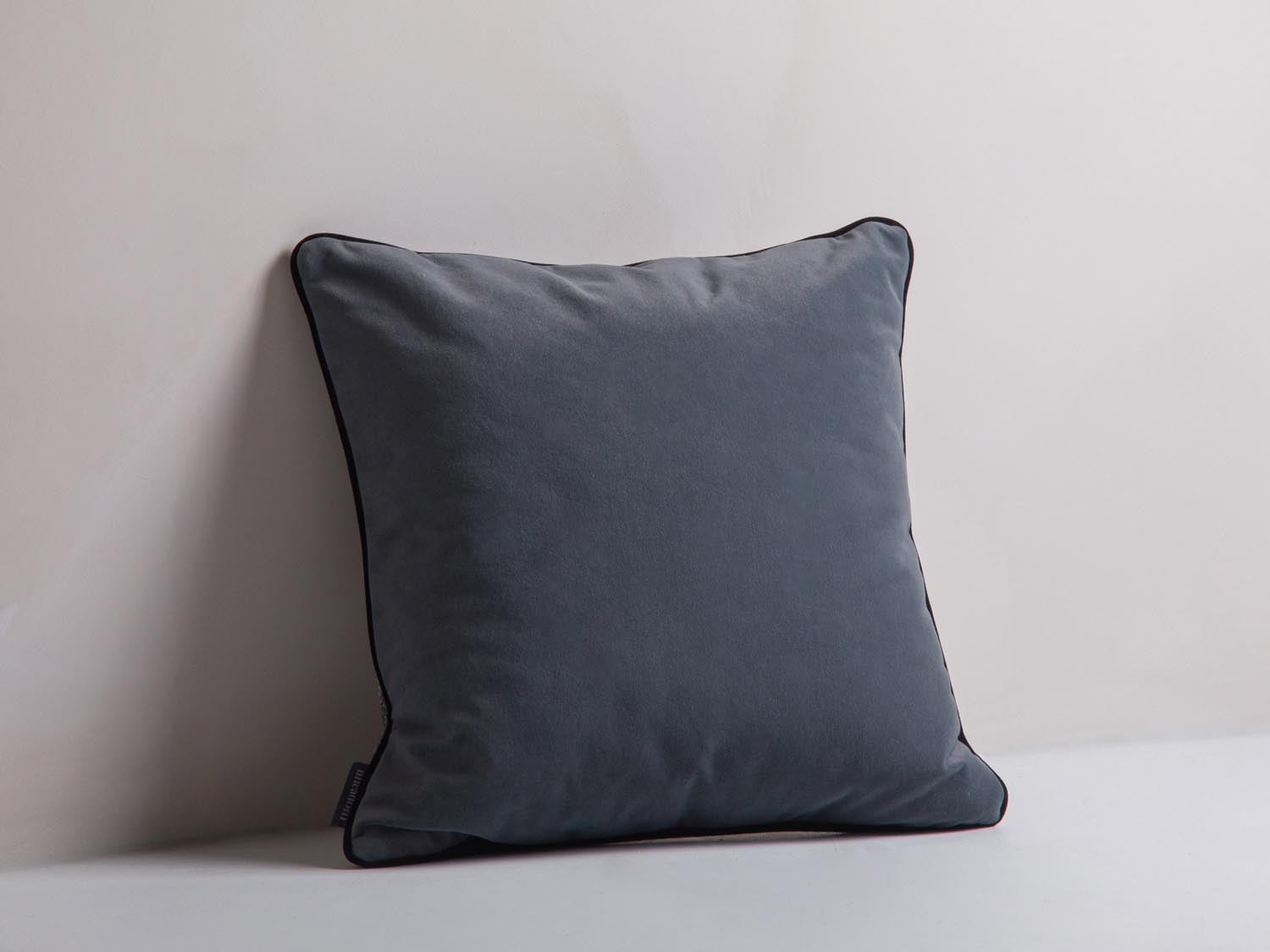 Entdecken Sie das Celine Pillow von Micadoni – ein elegantes Kissen, das Ihrem Wohnraum Komfort und Stil verleiht. Perfekt für jedes Sofa!