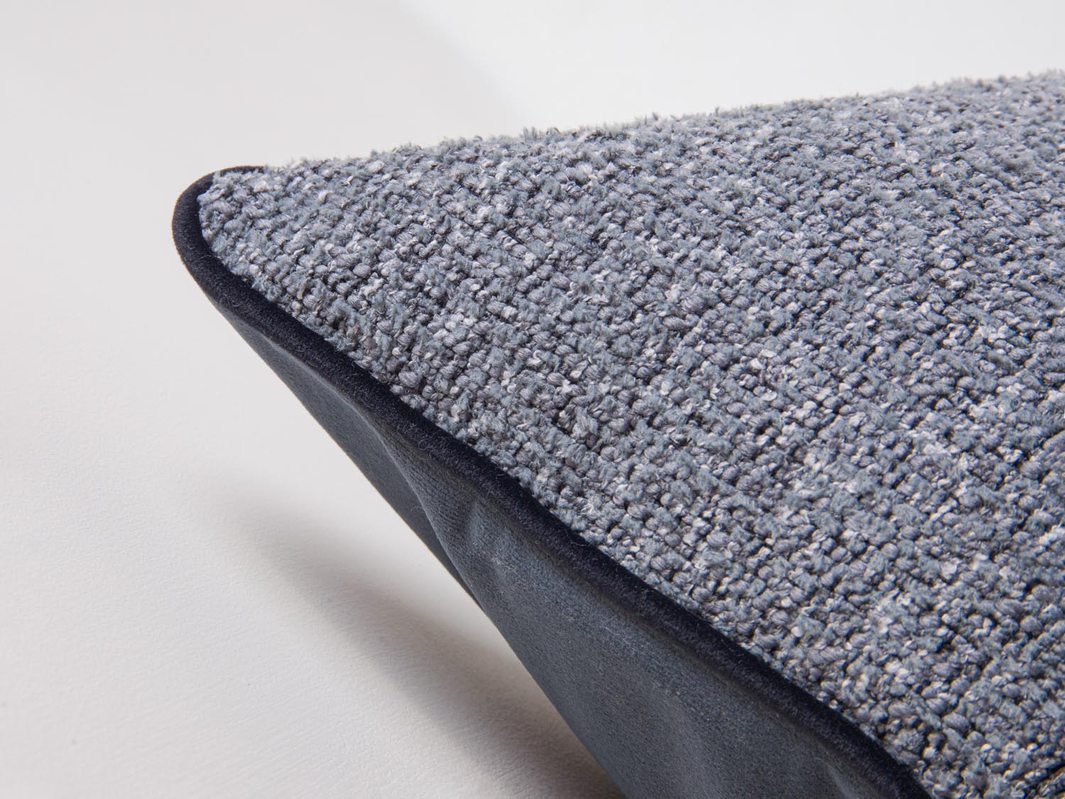 Erleben Sie das Celine Pillow von Micadoni – ein stilvolles Kissen, das Ihrem Zuhause Eleganz und Gemütlichkeit verleiht. Ideal für jedes Sofa!