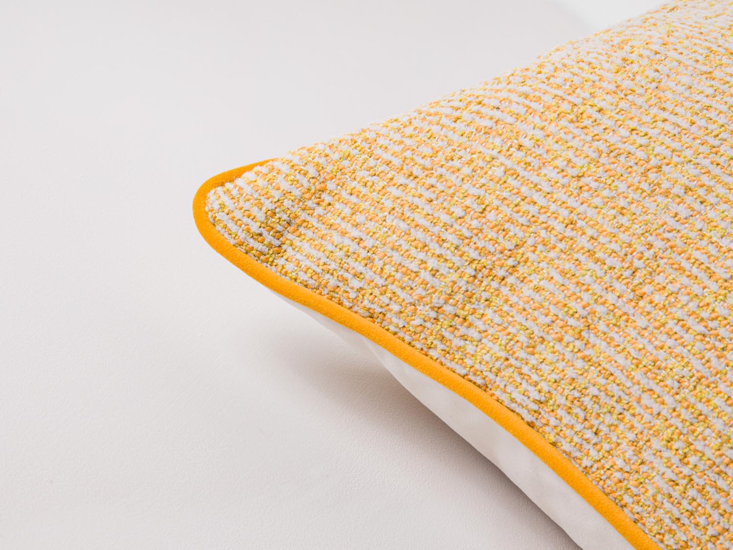 Erleben Sie das Celine Pillow von Micadoni – ein stilvolles Kissen, das Ihrem Zuhause Eleganz und Gemütlichkeit verleiht. Ideal für jedes Sofa!