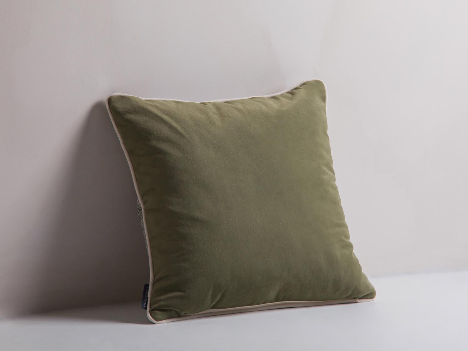 Elegantes Celine Kissen in sanften Grüntönen, ideal für stilvolle Wohnräume. Hochwertiger Matt Velvet für besonderen Komfort.