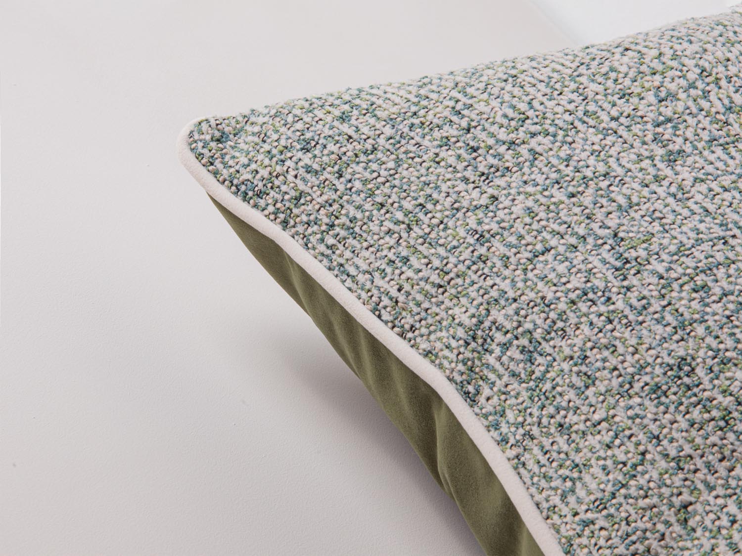 Stilvolles Celine Dekokissen in zarten Grüntönen, gefertigt aus luxuriösem Matt Velvet für ein gemütliches Ambiente.