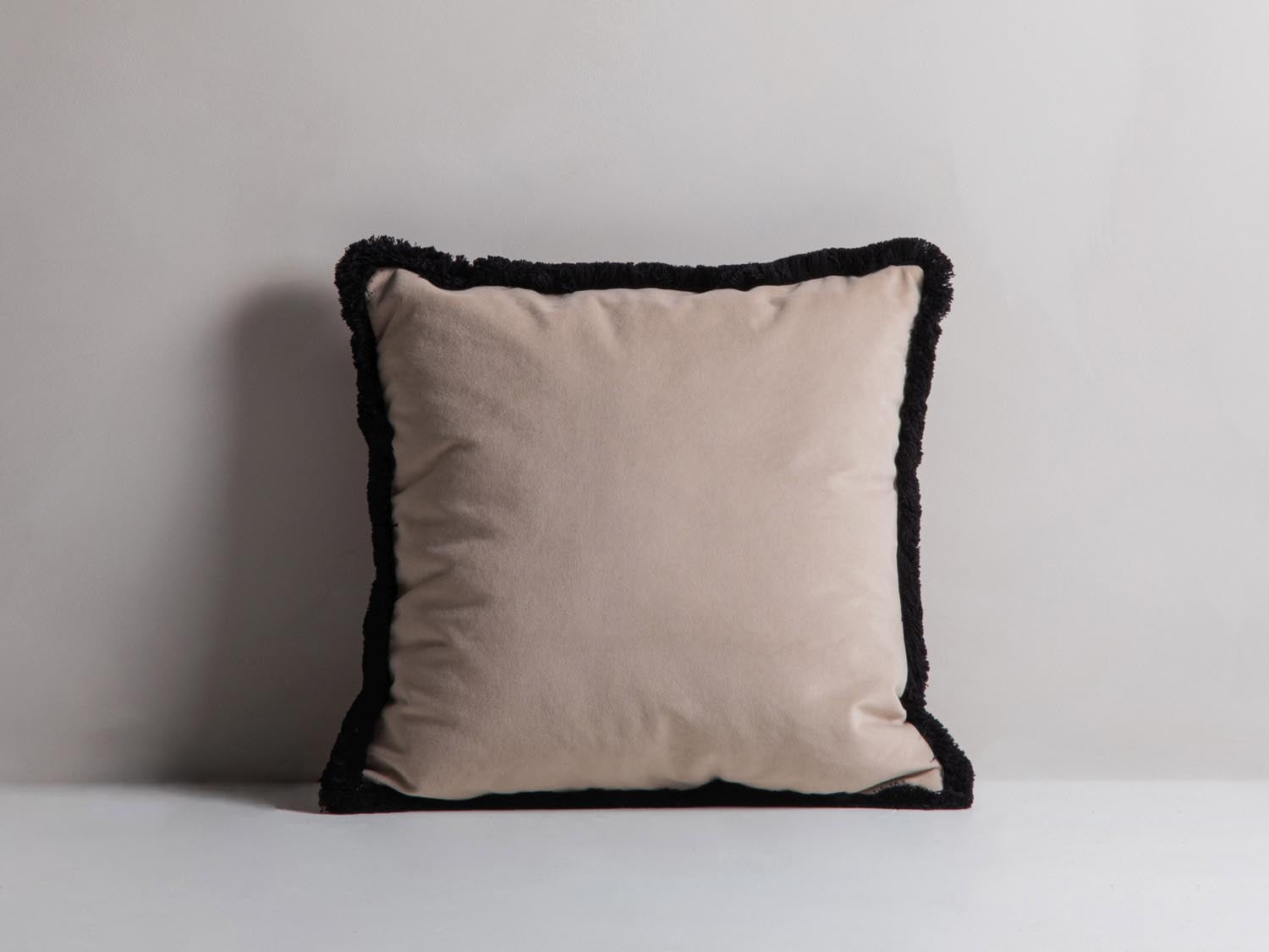 Hippy Pillow in Beige präsentiert im Onlineshop von KAQTU Design AG. Deko Kissen ist von Micadoni