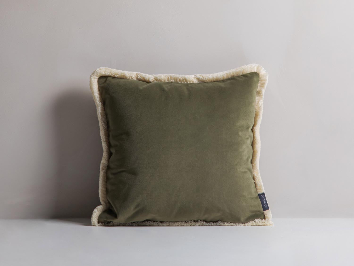Hippy Pillow in Green-Matt Velvet präsentiert im Onlineshop von KAQTU Design AG. Deko Kissen ist von Micadoni