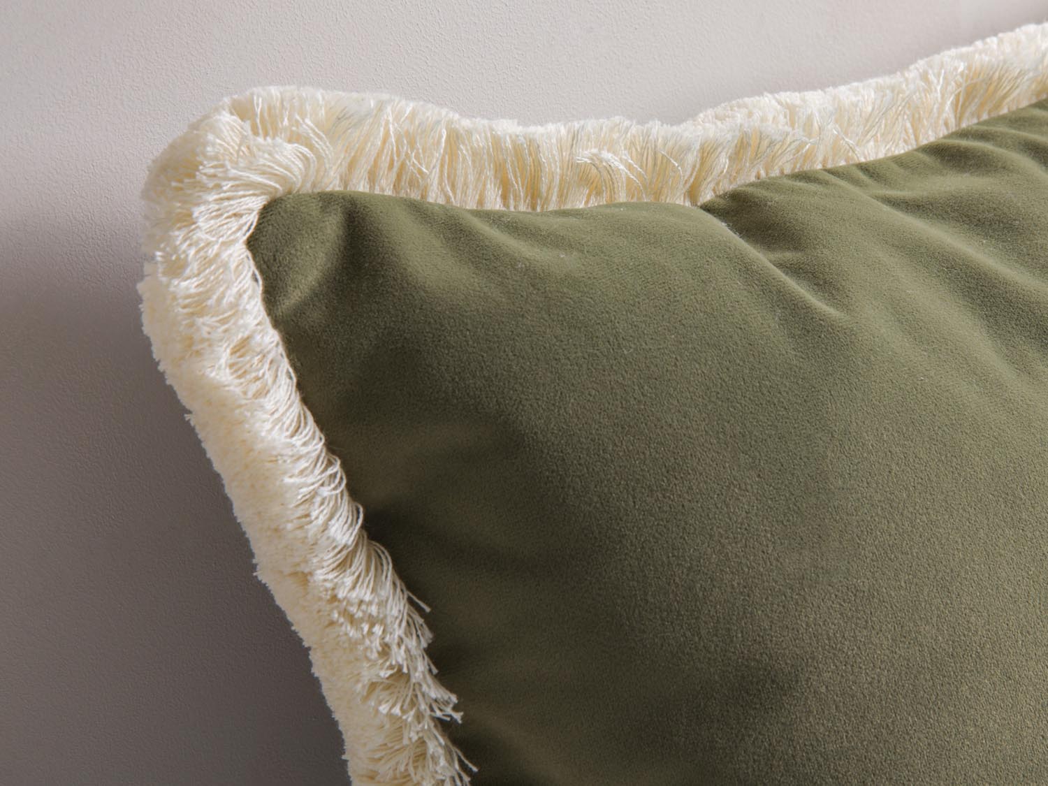 Elegantes Hippy Kissen aus weichem, grünem Samt, das jedem Raum einen Hauch von Boho-Chic verleiht und zum Entspannen einlädt.