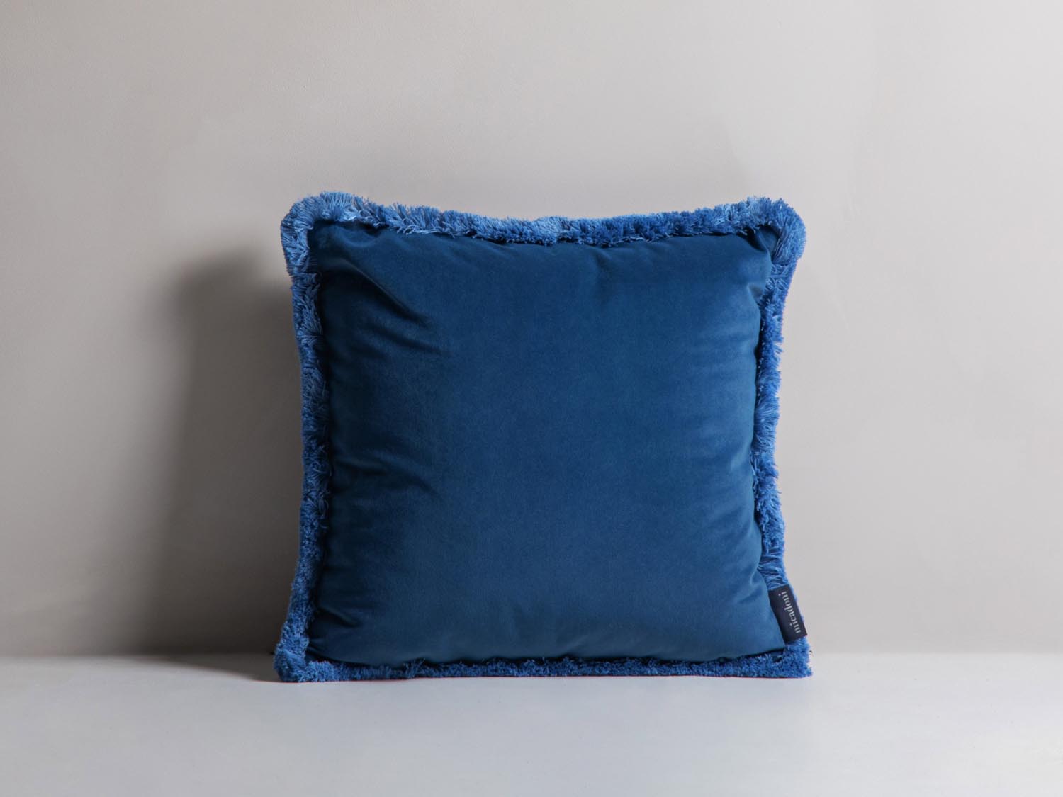 Hippy Pillow in Blue-Matt Velvet präsentiert im Onlineshop von KAQTU Design AG. Deko Kissen ist von Micadoni