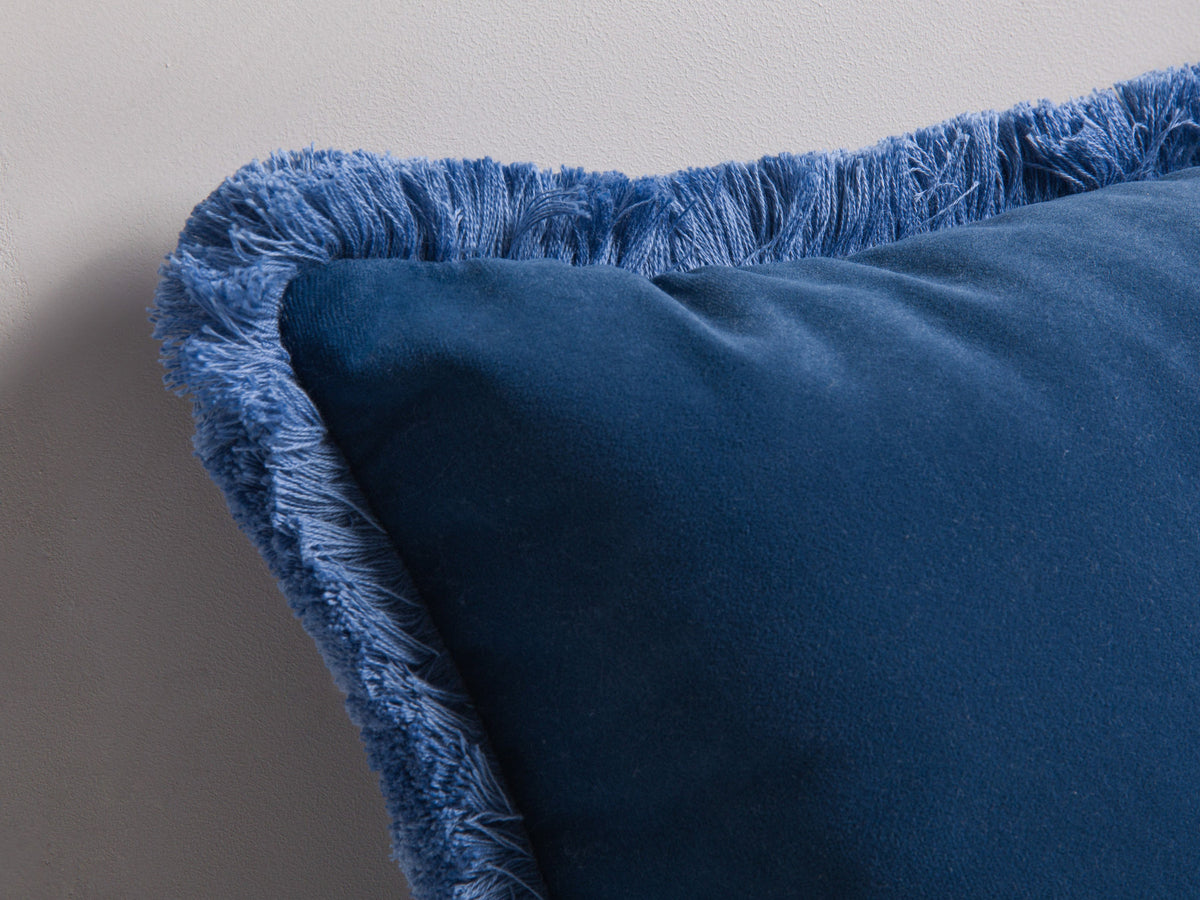 Hippy Pillow in Blue-Matt Velvet präsentiert im Onlineshop von KAQTU Design AG. Deko Kissen ist von Micadoni