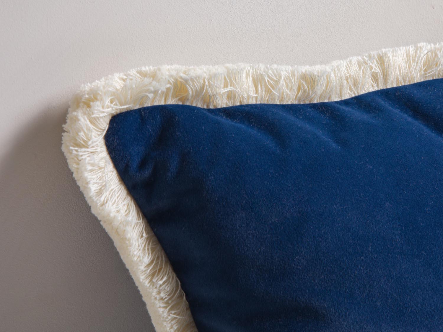 Entdecken Sie das Hippy Pillow von Micadoni – ein farbenfrohes Kissen, das Ihrem Zuhause Stil und Gemütlichkeit verleiht. Perfekt für jedes Sofa!