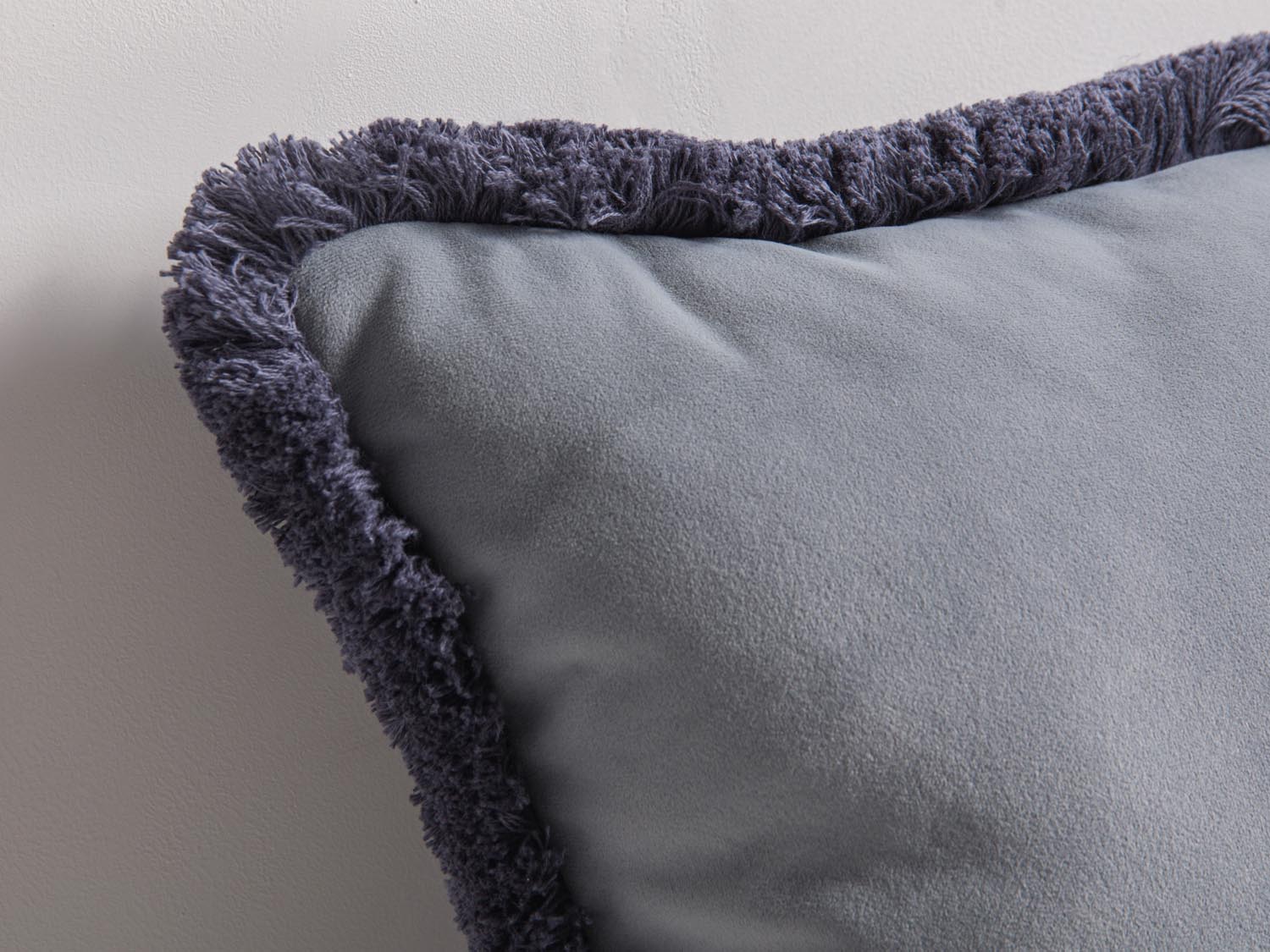 Entdecken Sie das Hippy Pillow von Micadoni – ein farbenfrohes Kissen, das Ihrem Zuhause Stil und Gemütlichkeit verleiht. Perfekt für jedes Sofa!