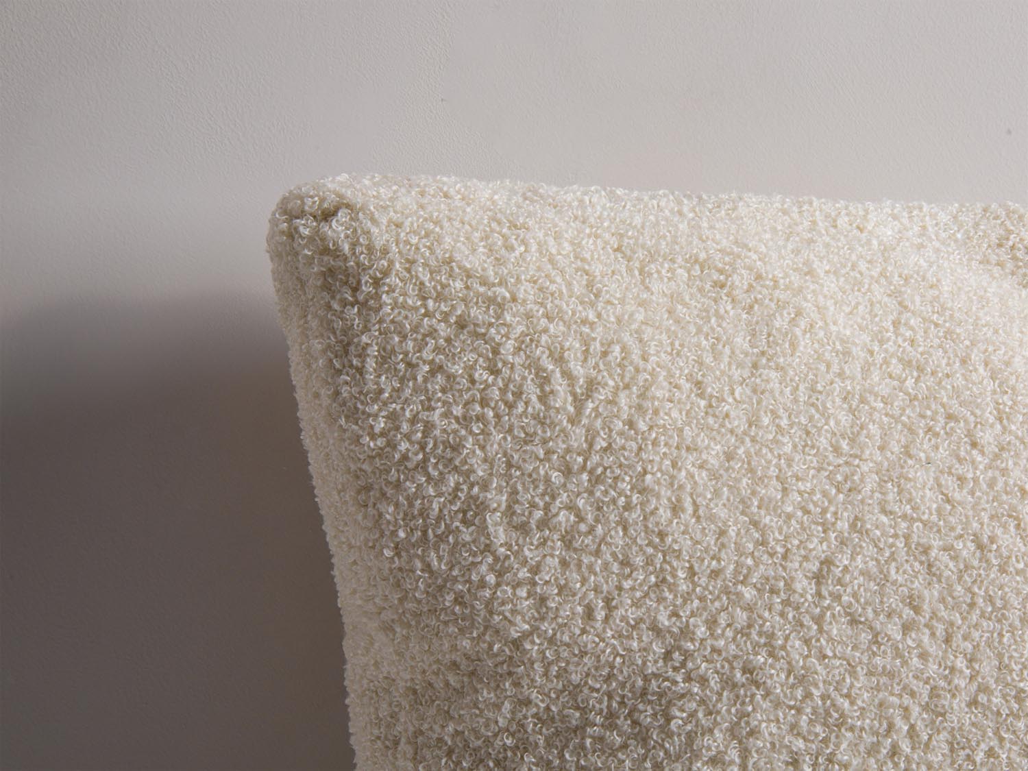 Stilvolles Mono Pillow in zartem Beige von Micadoni, das jedem Raum eine elegante Note verleiht und für zusätzlichen Komfort sorgt.
