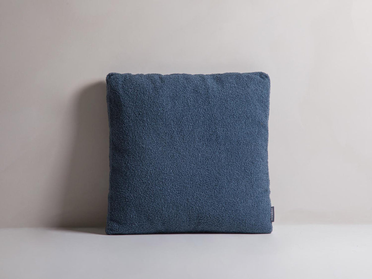 Mono Pillow in Blue-Now or Never präsentiert im Onlineshop von KAQTU Design AG. Deko Kissen ist von Micadoni