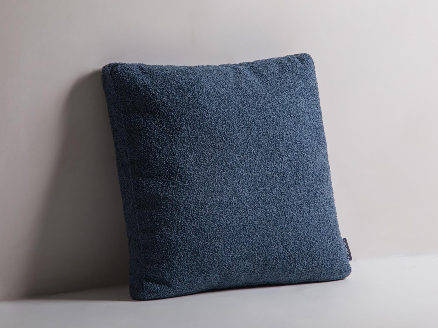 Elegantes Mono Pillow in stilvollem Blau von Micadoni, ideal für moderne Wohnräume. Perfekte Ergänzung für jedes Sofa oder Bett.