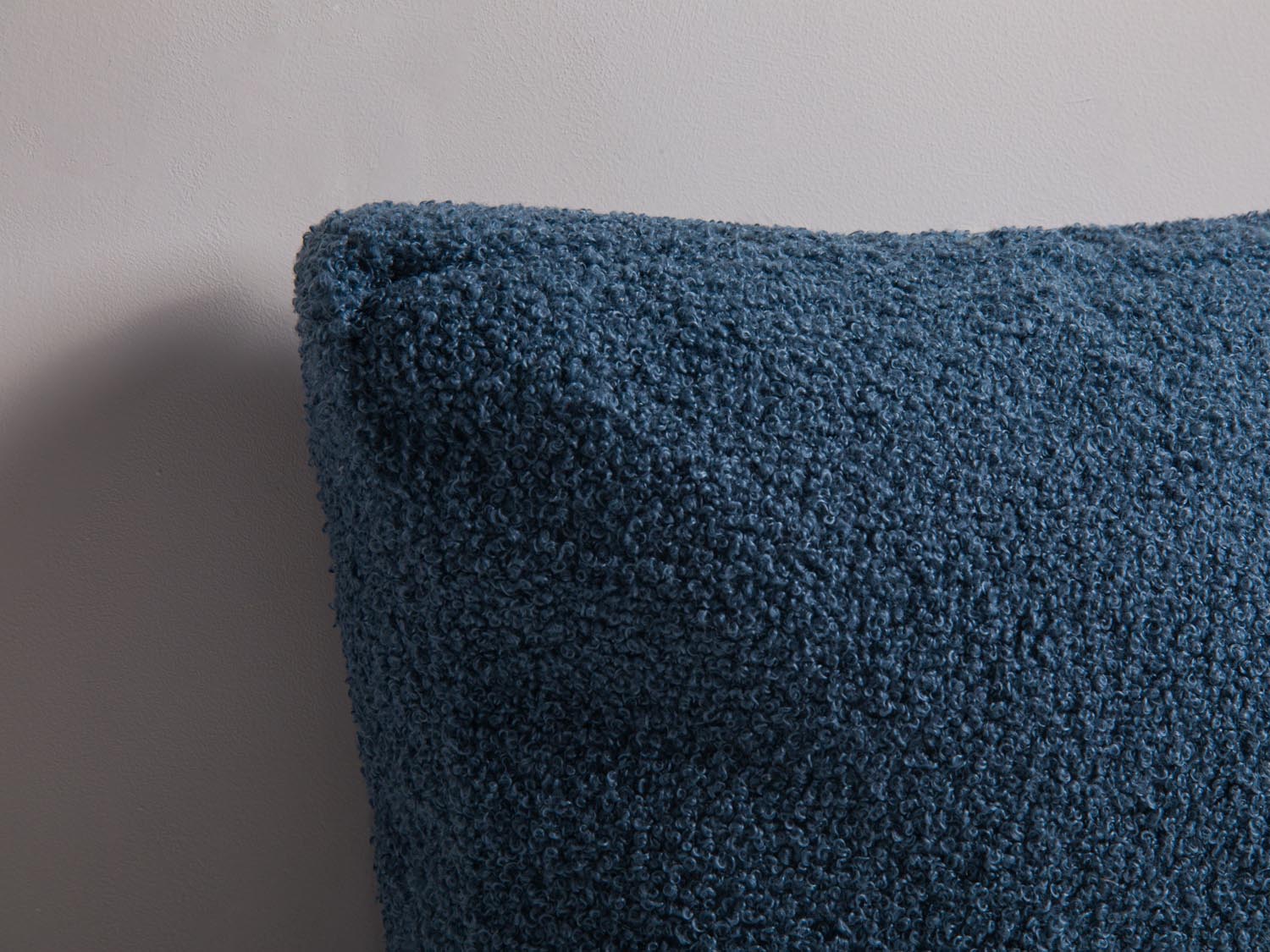 Stilvolles Mono Pillow in tiefem Blau von Micadoni, verleiht jedem Raum eine elegante Note und sorgt für zusätzlichen Komfort.