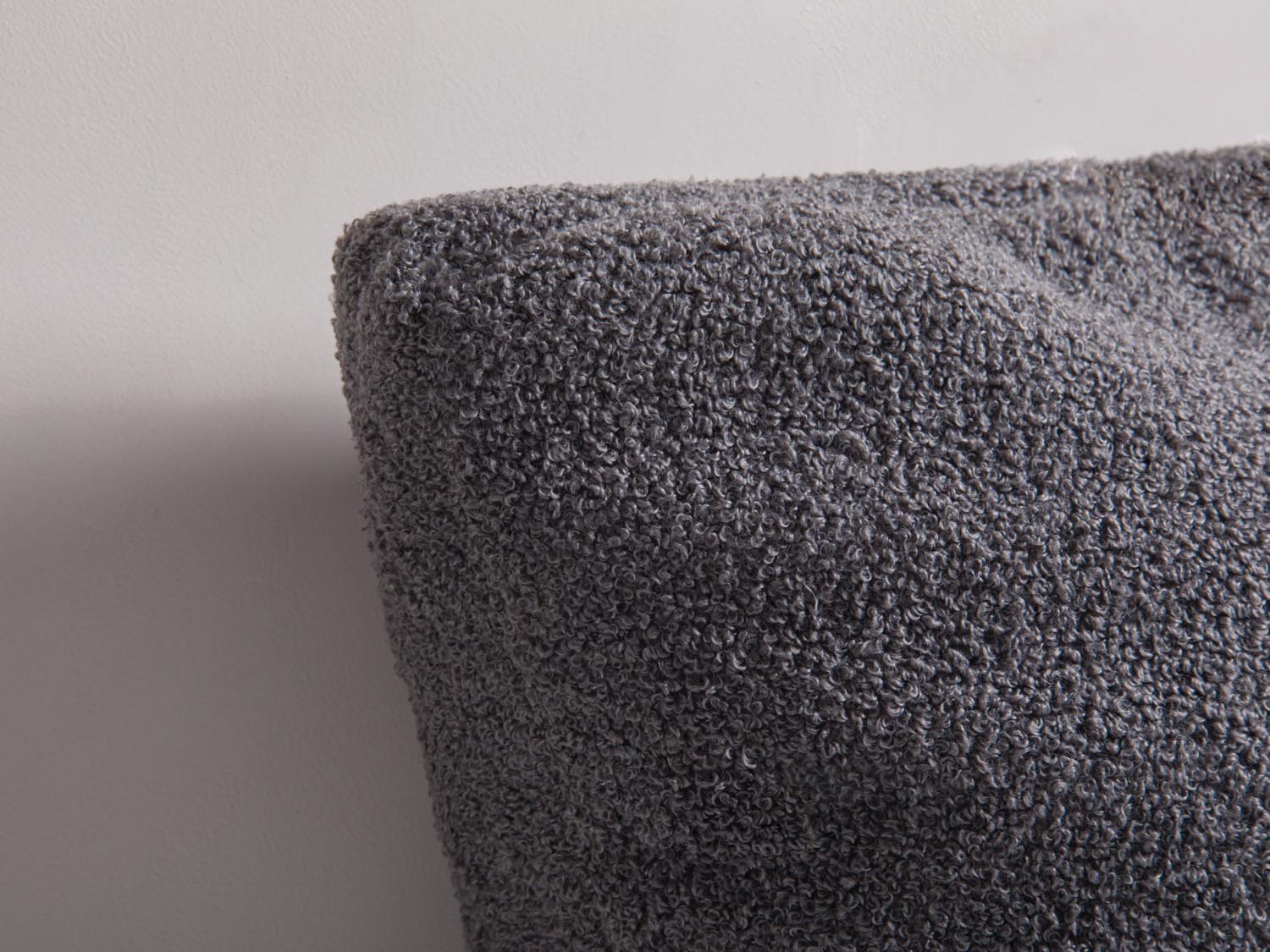 Erleben Sie das Mono Pillow von Micadoni – ein stilvolles Kissen, das perfekten Komfort bietet und Ihr Zuhause elegant aufwertet.