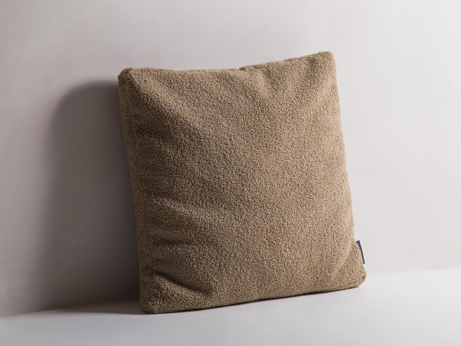 Elegantes Mono Pillow in der Farbe Straw von Micadoni, ideal für stilvolle Wohnräume. Perfekte Ergänzung für jedes Dekor.