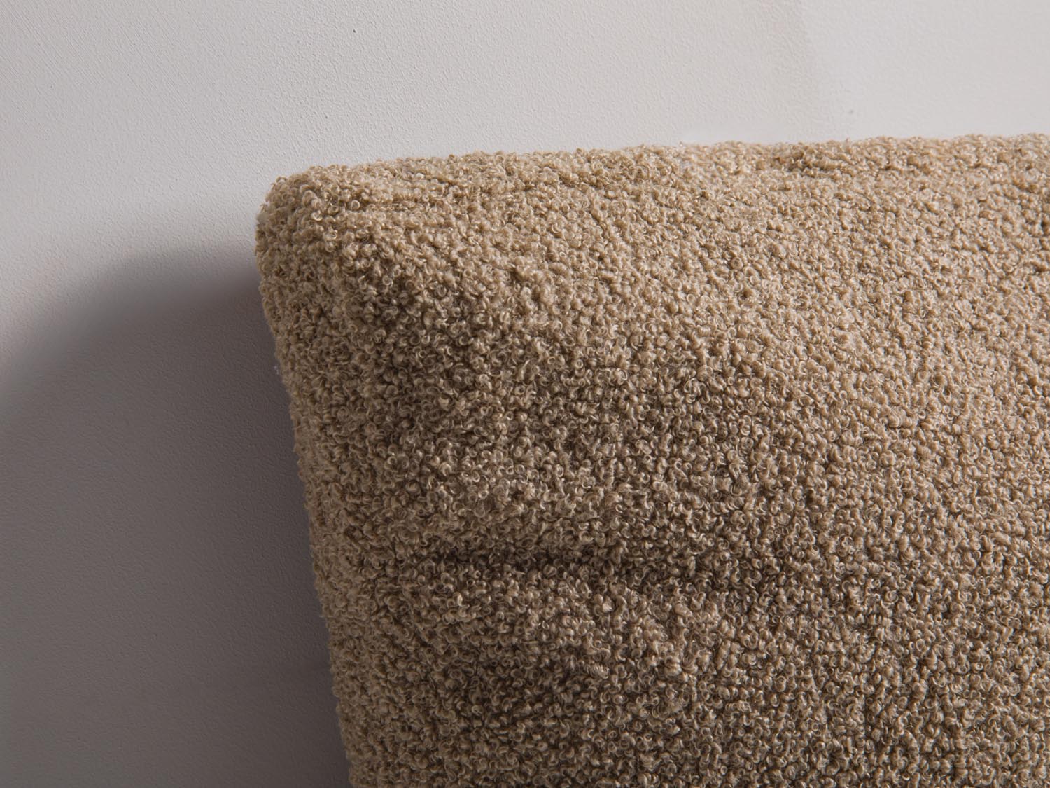 Stilvolles Mono Kissen in der Farbe Straw von Micadoni, ideal für moderne Wohnkonzepte und als dekorativer Akzent in jedem Raum.