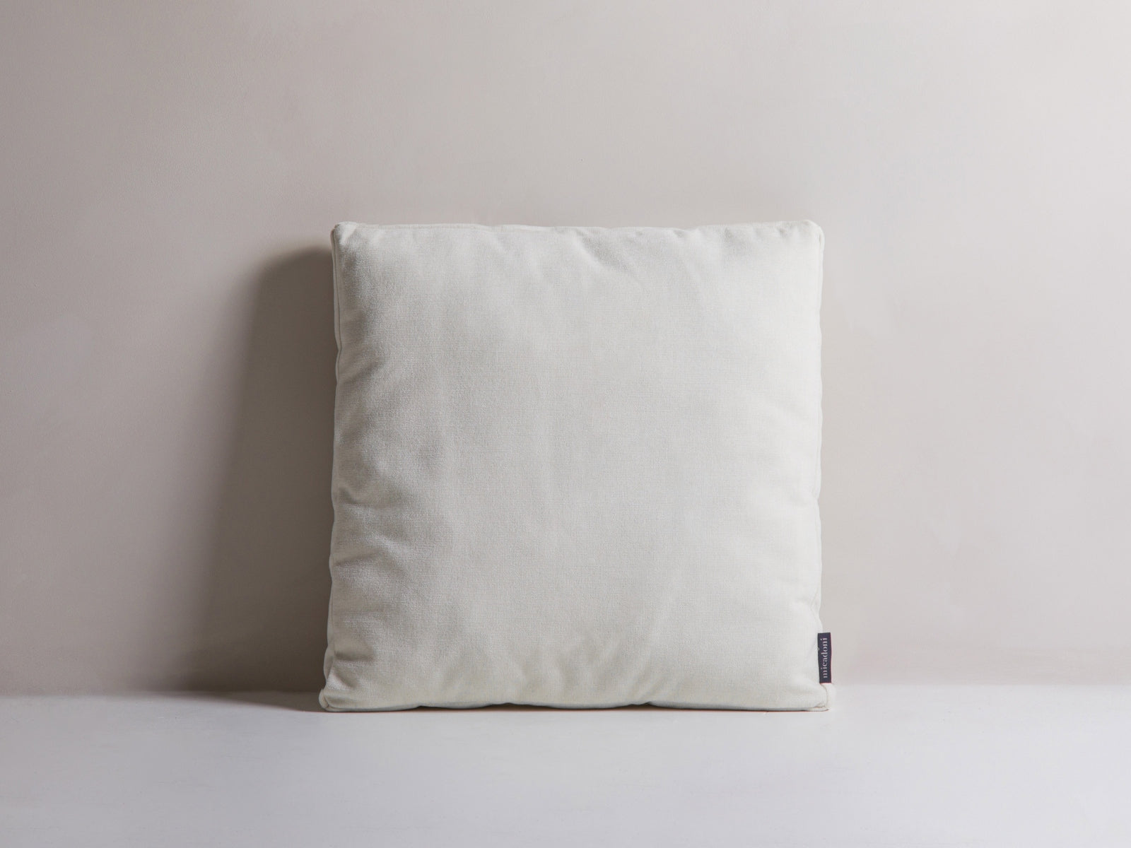 Mono Pillow in Ivory präsentiert im Onlineshop von KAQTU Design AG. Deko Kissen ist von Micadoni