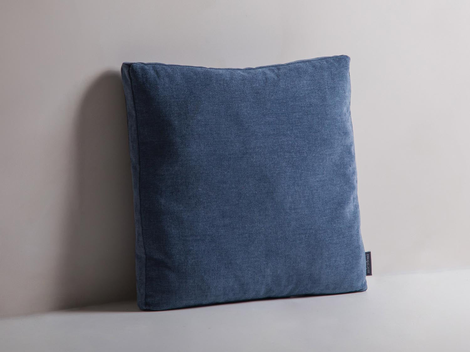Stylisches Mono Pillow in der Farbe Blue Jeans-Wind von Micadoni, ideal für eine moderne Wohnraumgestaltung. Perfekt als Deko Kissen.