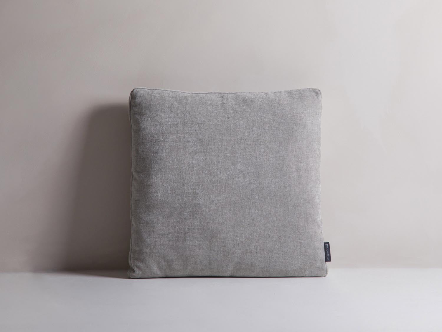 Mono Pillow in Light Grey präsentiert im Onlineshop von KAQTU Design AG. Deko Kissen ist von Micadoni