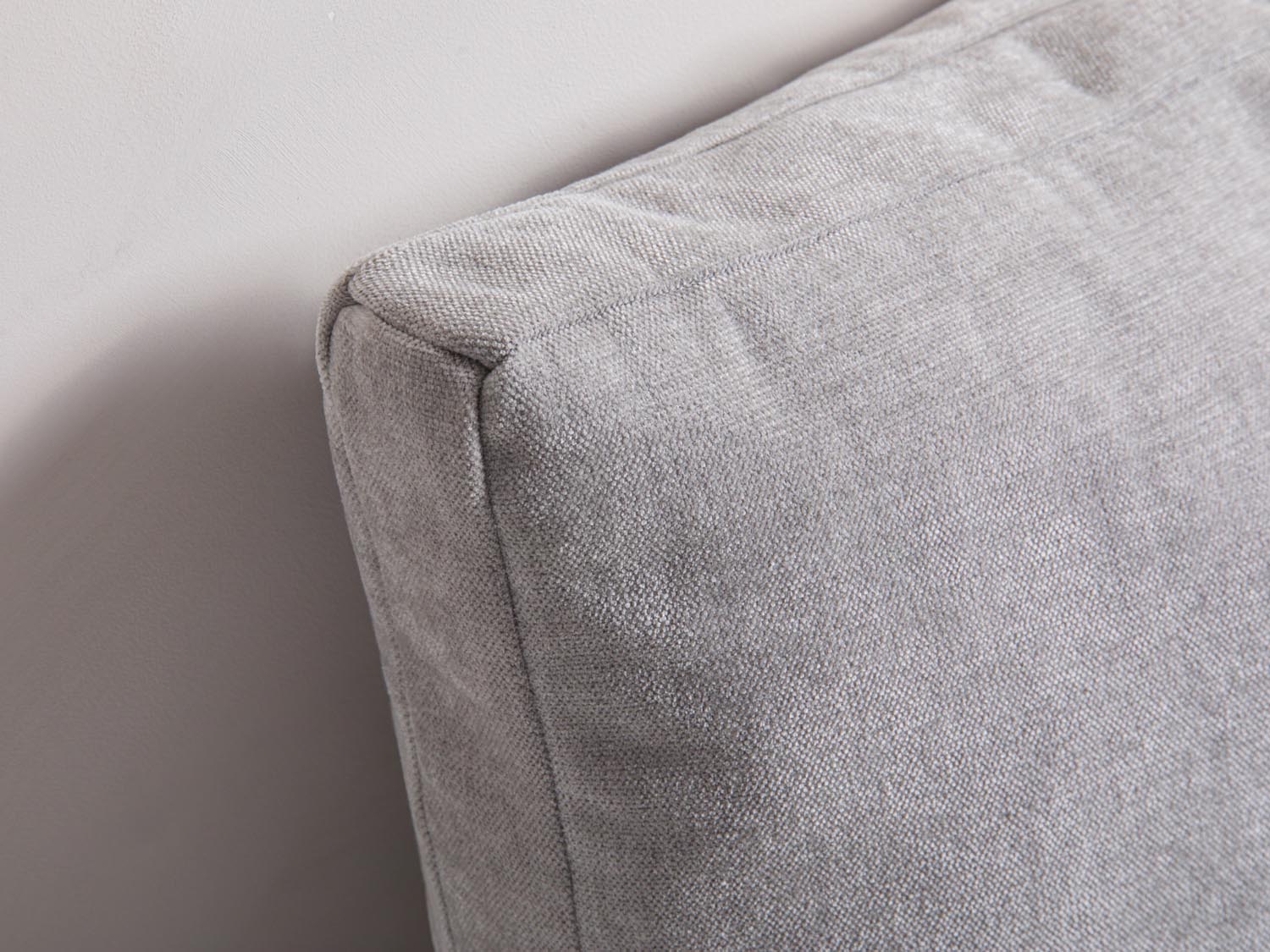 Stilvolles Mono Kissen in sanftem Grau von Micadoni, ideal für moderne Wohnkonzepte. Verleiht jedem Raum eine elegante Note.
