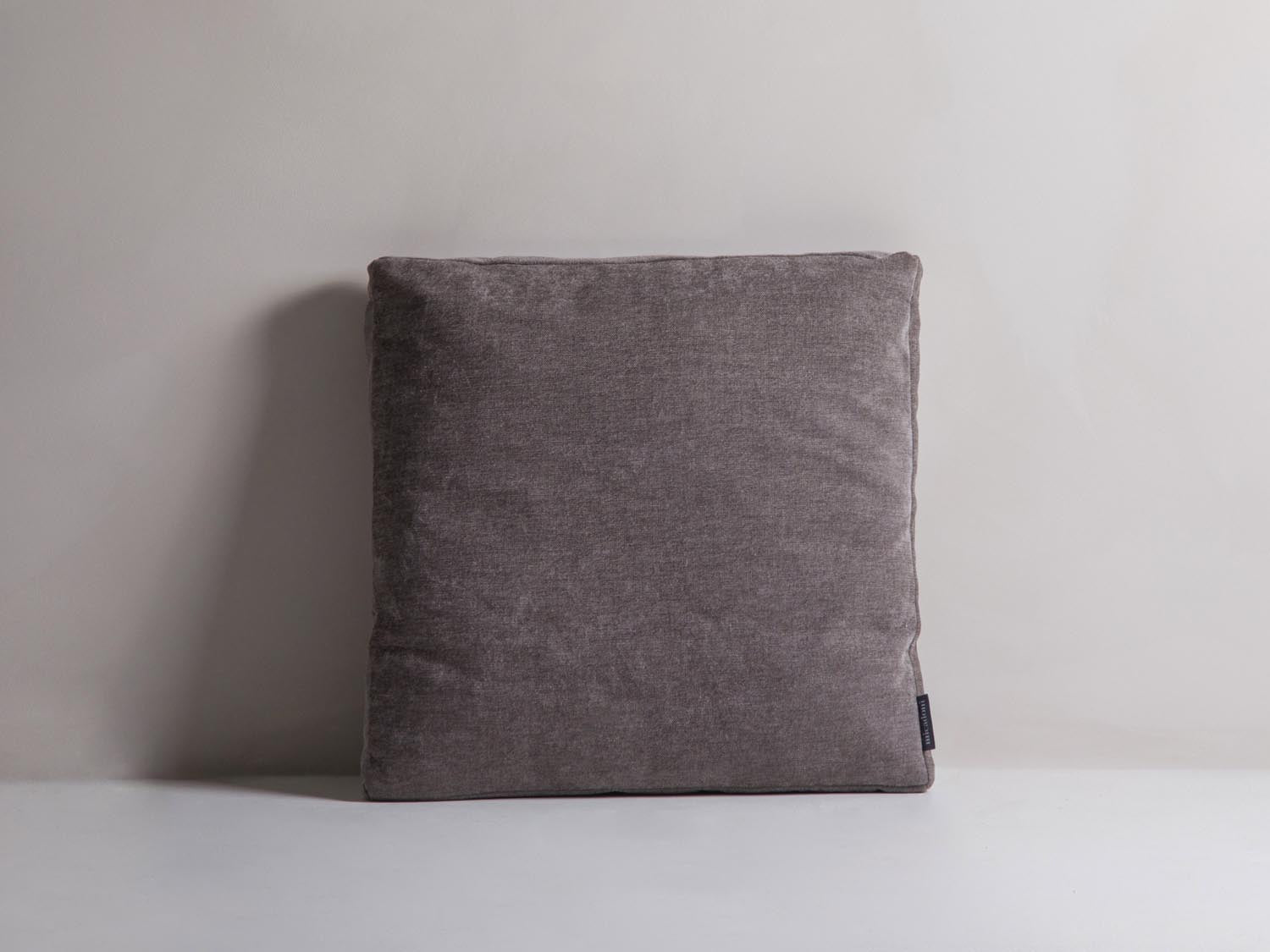 Mono Pillow in Grey Brown präsentiert im Onlineshop von KAQTU Design AG. Deko Kissen ist von Micadoni