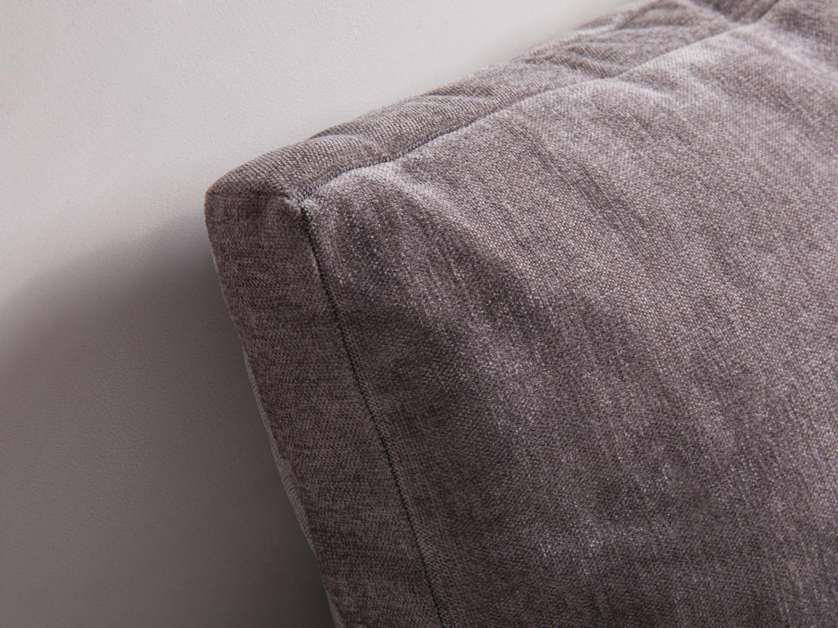 Mono Pillow in Grey Brown-Wind präsentiert im Onlineshop von KAQTU Design AG. Deko Kissen ist von Micadoni