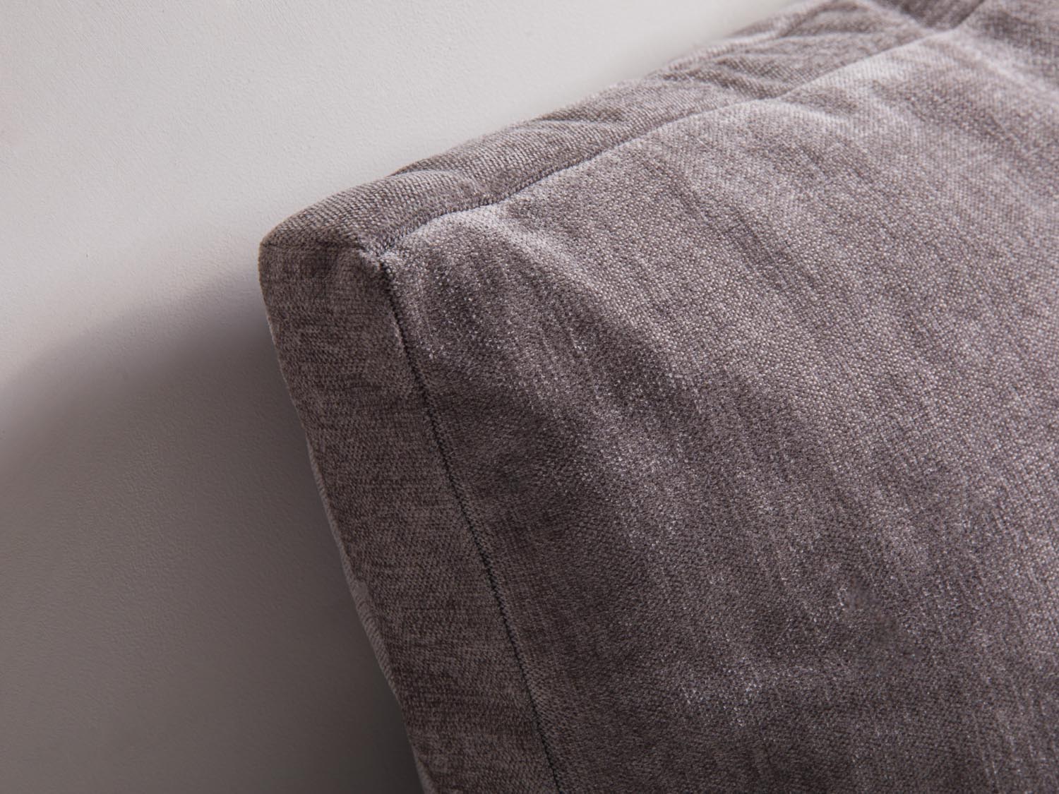 Stylisches Deko Kissen Mono Pillow in Grau-Braun von Micadoni, verleiht jedem Raum eine moderne Note und sorgt für Gemütlichkeit.