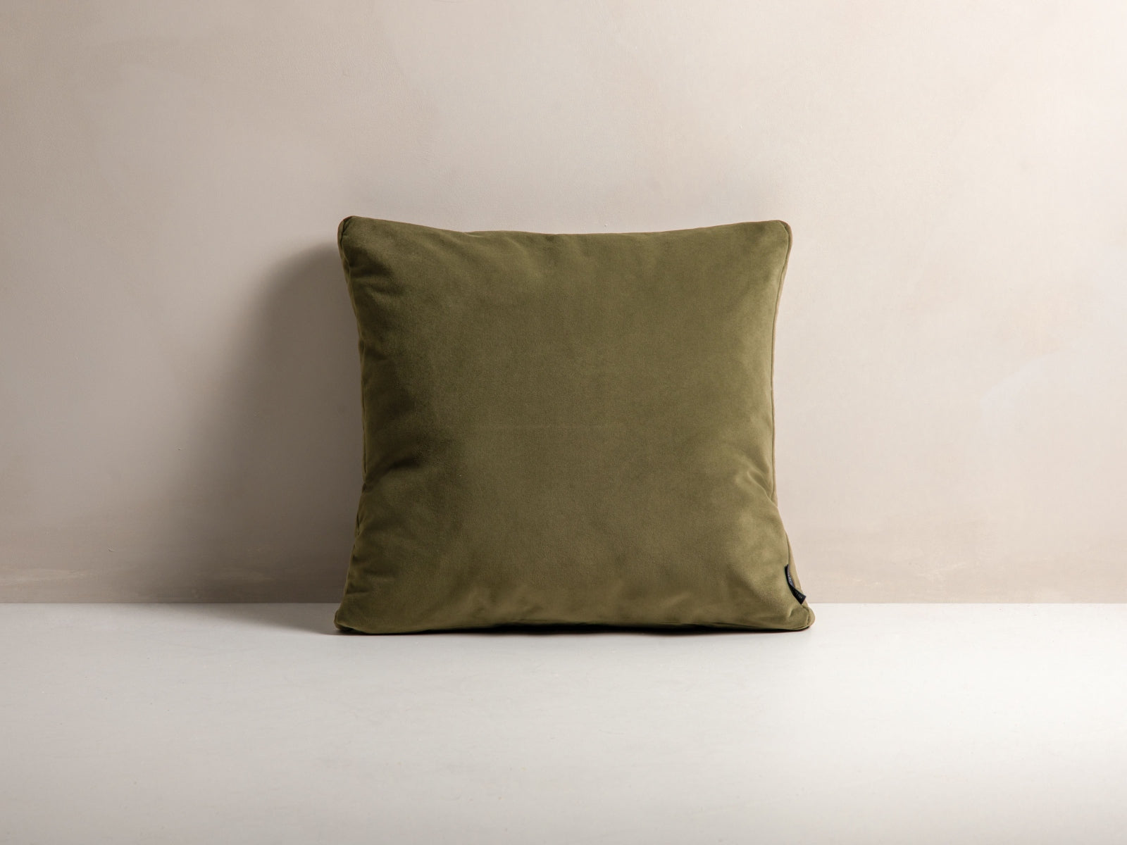 Mono Velour Pillow in Green präsentiert im Onlineshop von KAQTU Design AG. Deko Kissen ist von Micadoni