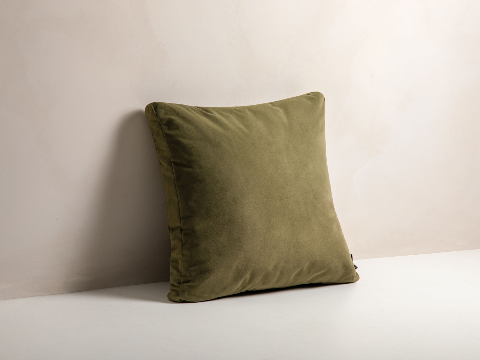 Entdecken Sie das Mono Velour Pillow von Micadoni – stilvolles Design, weicher Velours und optimaler Komfort für Ihr Zuhause.