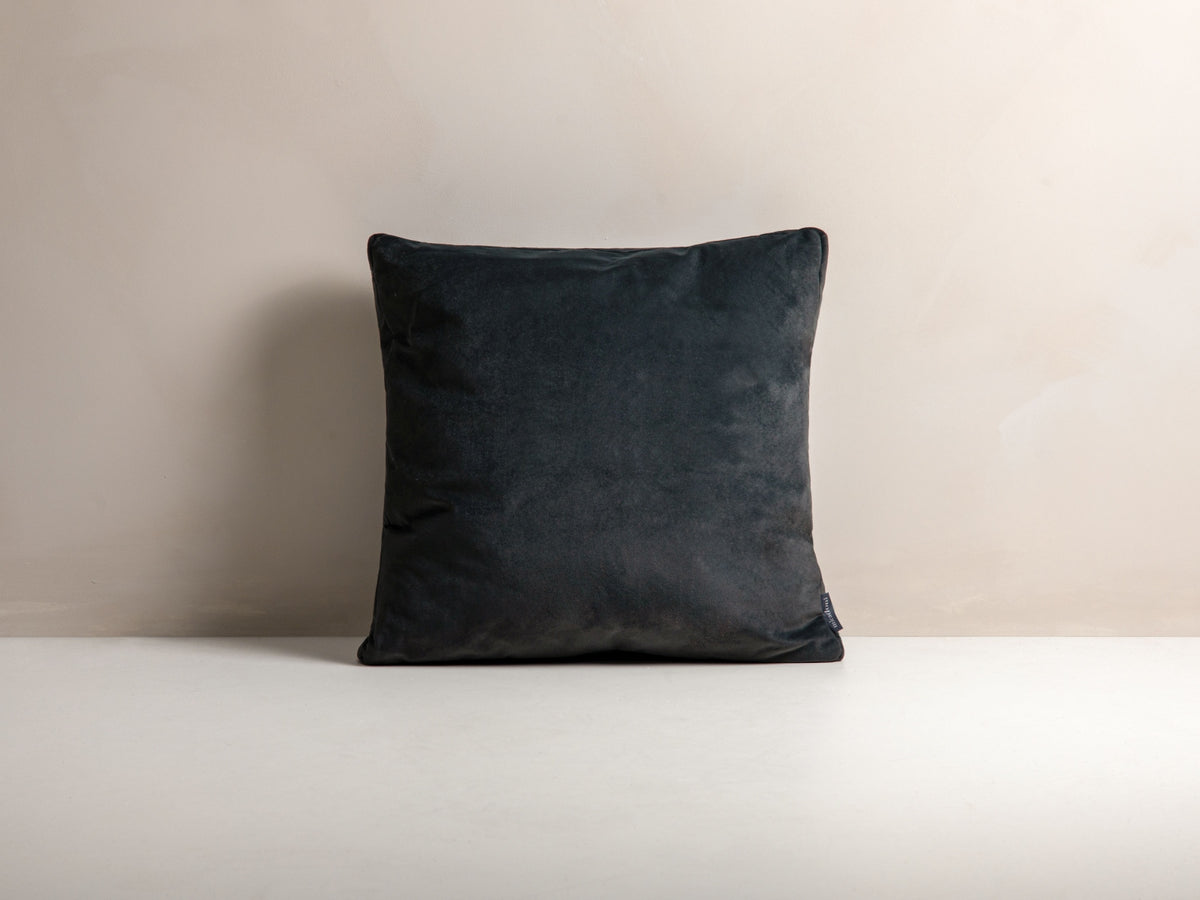Mono Velour Pillow in Dark Grey-Matt Velvet präsentiert im Onlineshop von KAQTU Design AG. Deko Kissen ist von Micadoni