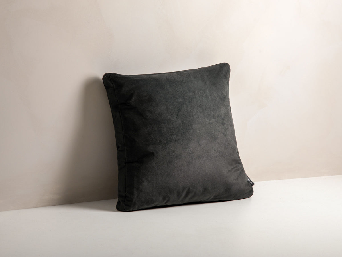 Mono Velour Pillow in Dark Grey-Matt Velvet präsentiert im Onlineshop von KAQTU Design AG. Deko Kissen ist von Micadoni