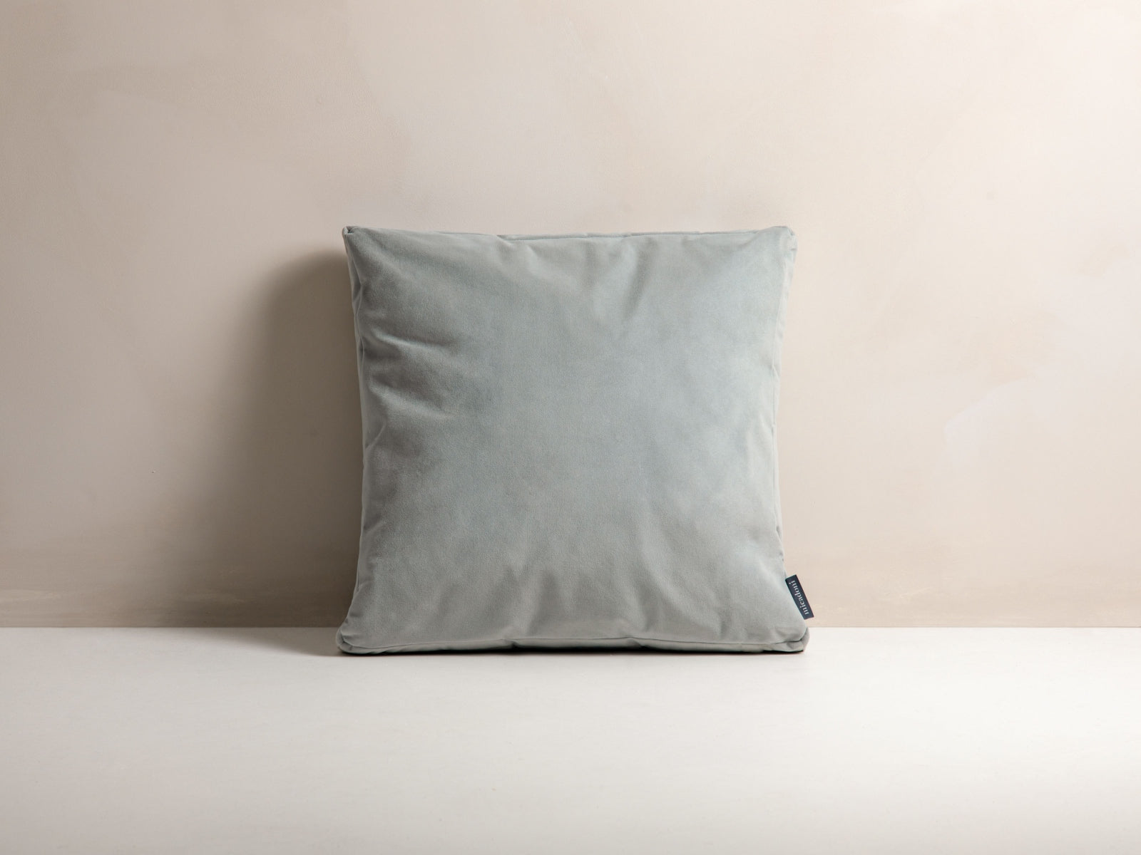 Mono Velour Pillow in Light Grey präsentiert im Onlineshop von KAQTU Design AG. Deko Kissen ist von Micadoni