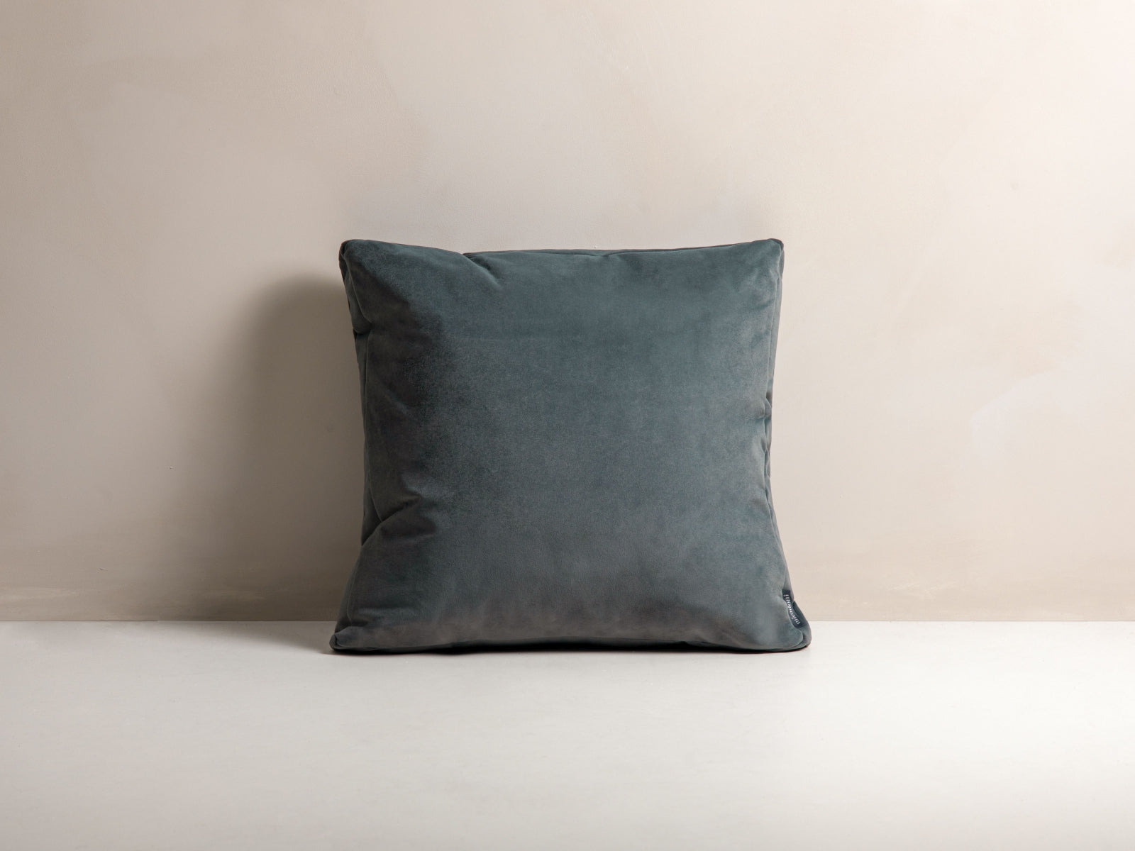 Mono Velour Pillow in Grey präsentiert im Onlineshop von KAQTU Design AG. Deko Kissen ist von Micadoni