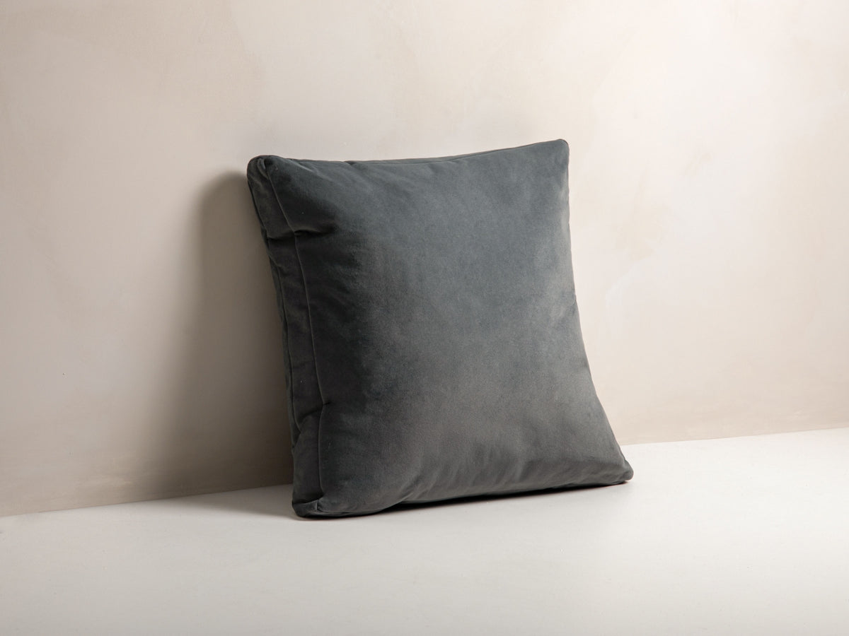 Mono Velour Pillow in Grey-Matt Velvet präsentiert im Onlineshop von KAQTU Design AG. Deko Kissen ist von Micadoni