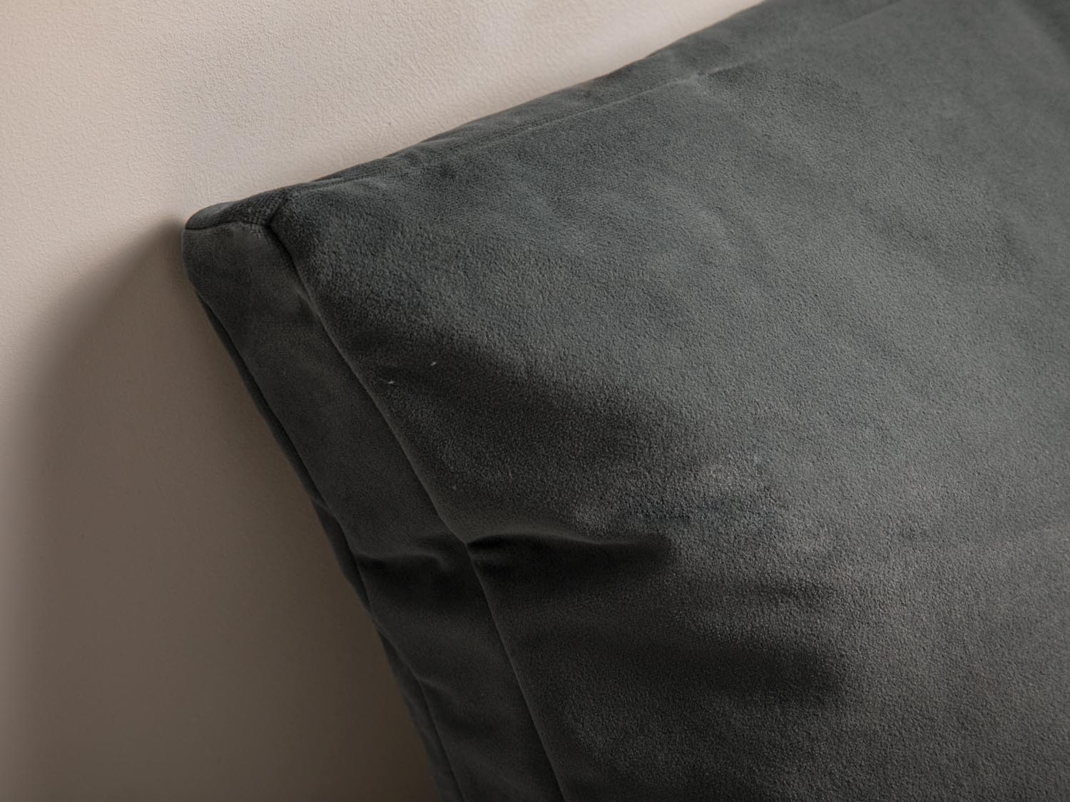 Stilvolles Mono Velour Kissen in edlem Grauton, perfekt für moderne Wohnräume und als dekoratives Element für mehr Gemütlichkeit.