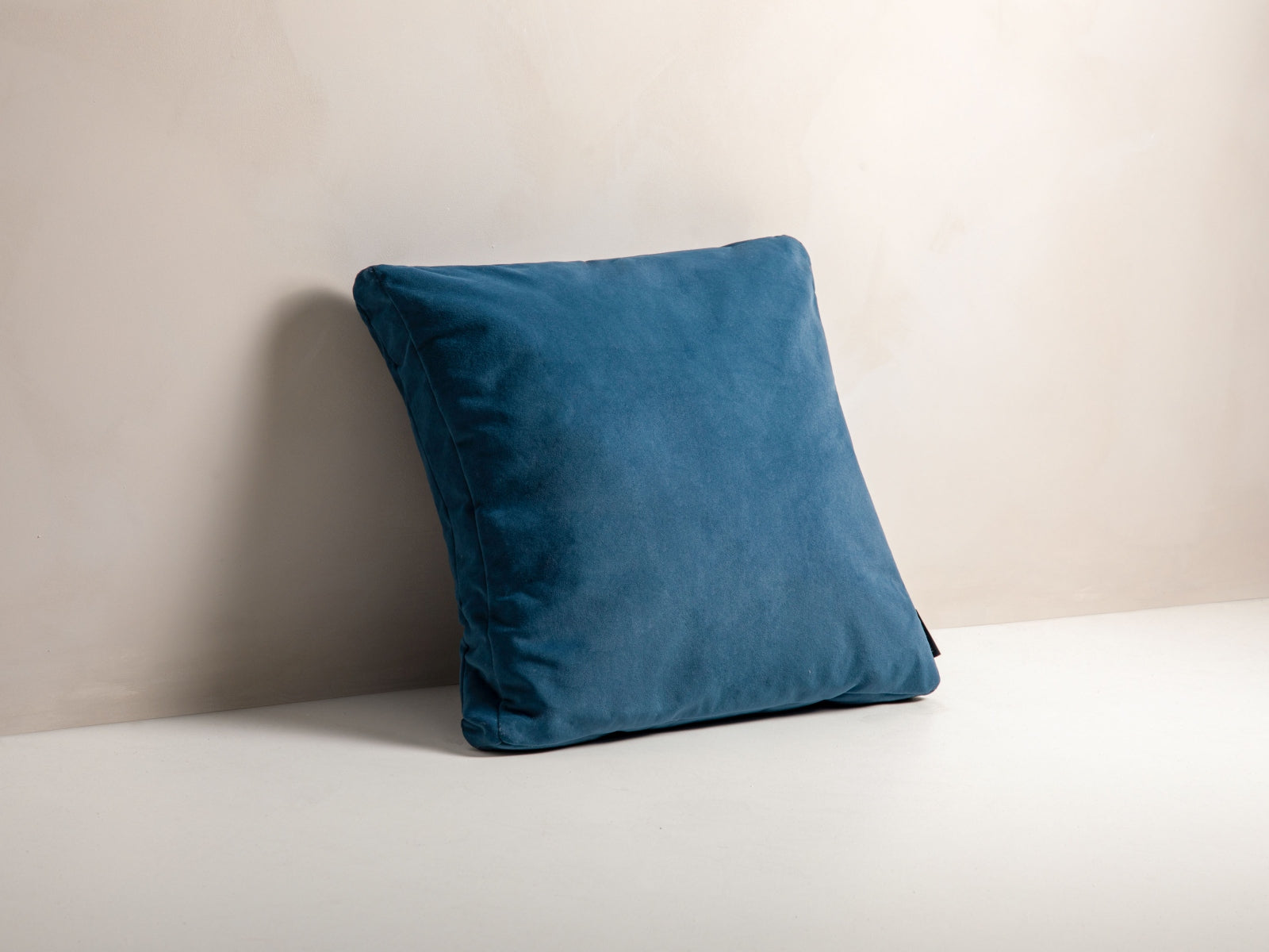 Elegantes Mono Velour Kissen in sanftem Blau, ideal für stilvolle Wohnräume. Hochwertiger Samtstoff von Micadoni für besonderen Komfort.