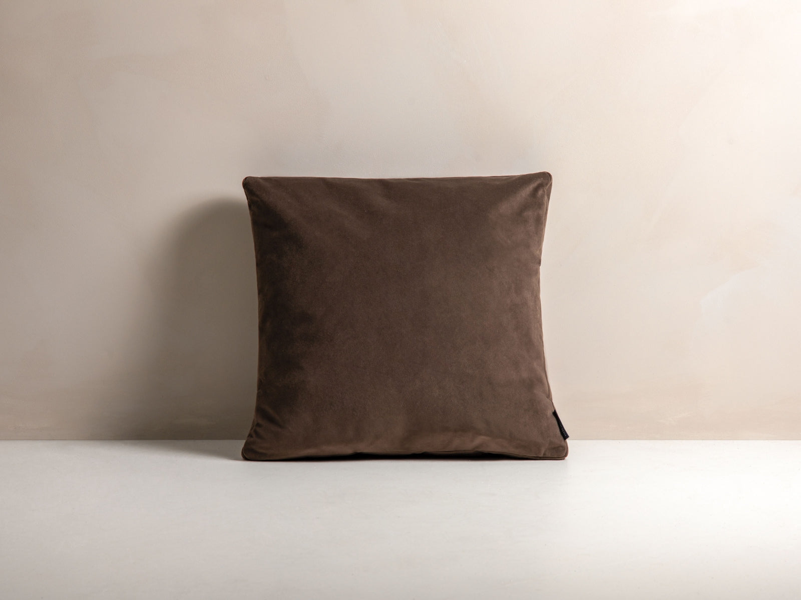 Mono Velour Pillow in Brown präsentiert im Onlineshop von KAQTU Design AG. Deko Kissen ist von Micadoni