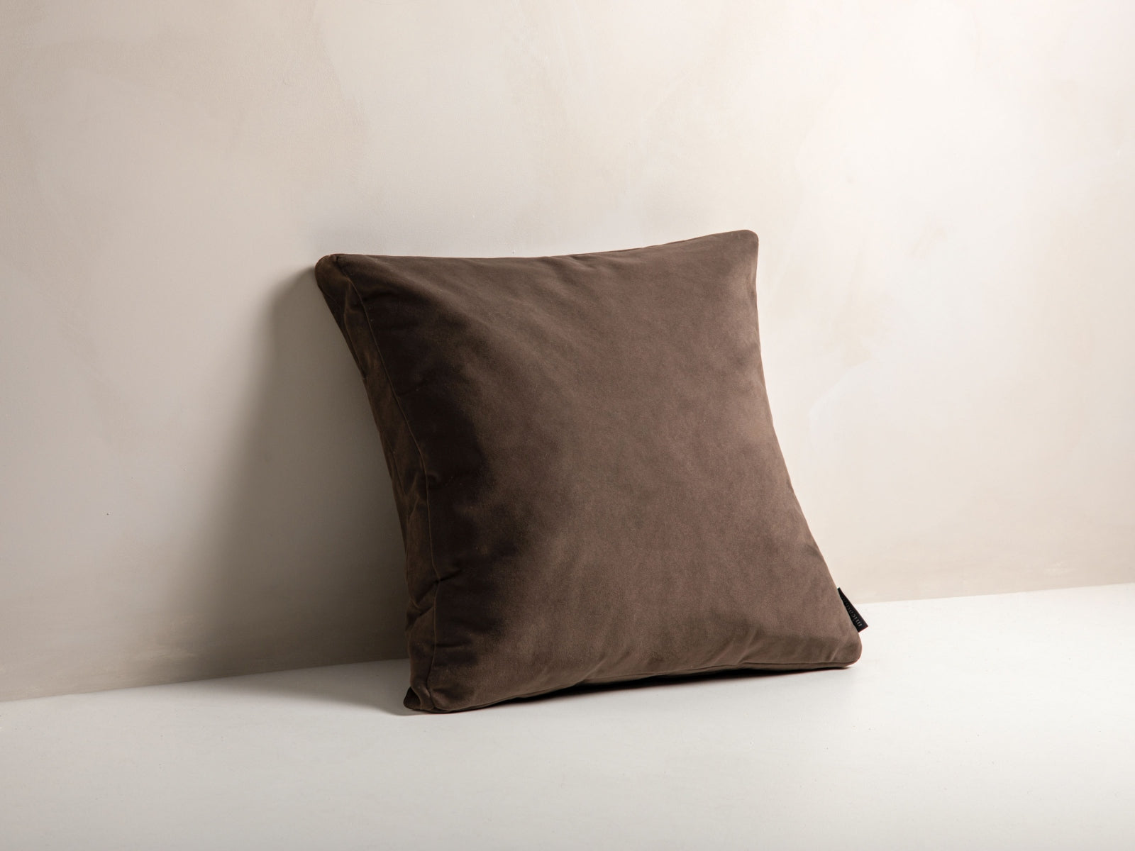 Elegantes Mono Velour Kissen in mattem Braun von Micadoni, ideal für stilvolle Wohnräume und gemütliche Akzente.