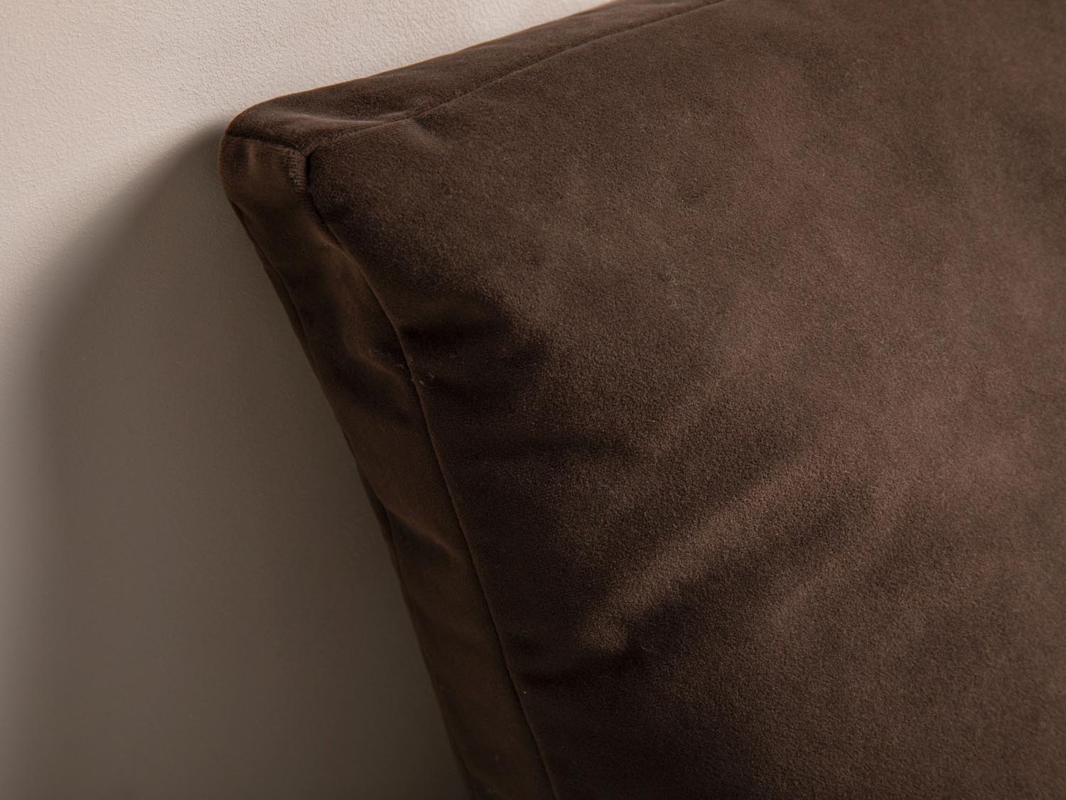 Luxuriöses Velour Dekokissen in edlem Braun von Micadoni, perfekt für eine stilvolle Einrichtung und gemütliche Akzente im Wohnbereich.