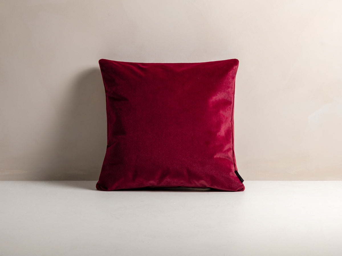 Mono Velour Pillow in Dark Red-Matt Velvet präsentiert im Onlineshop von KAQTU Design AG. Deko Kissen ist von Micadoni
