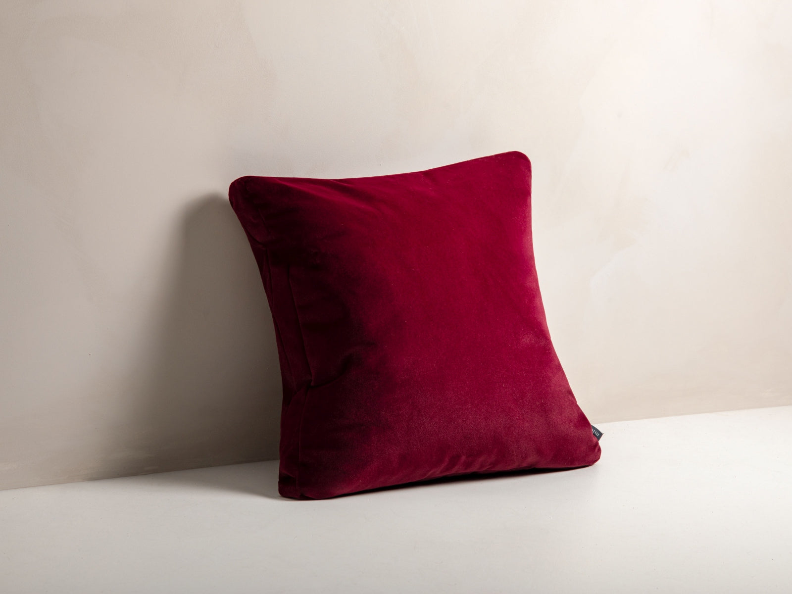 Elegantes Mono Velour Kissen in dunklem Rot aus samtigem Material, ideal für stilvolle Wohnräume und gemütliche Akzente.