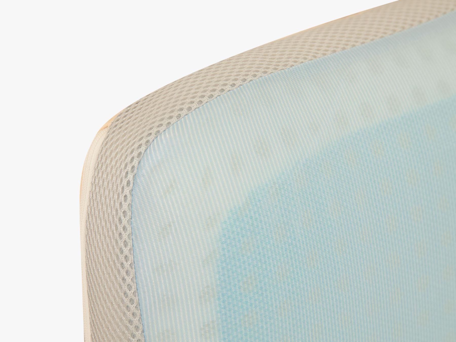 Elegantes Deko-Kissen Valras in harmonischen Weiß- und Blautönen, ideal für ein modernes Zuhause. Hochwertige Verarbeitung von Micadoni.
