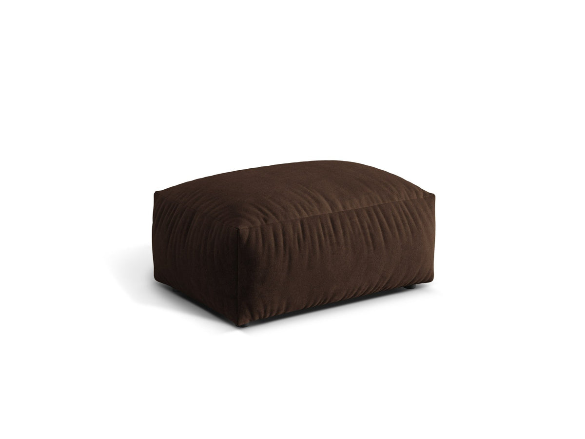 Pouf Martina von Micadoni in Schokolade, Veloursstoff, quadratische Form mit kurzen Beinen aus Polypropylen, Masse 103x73x44 cm.
