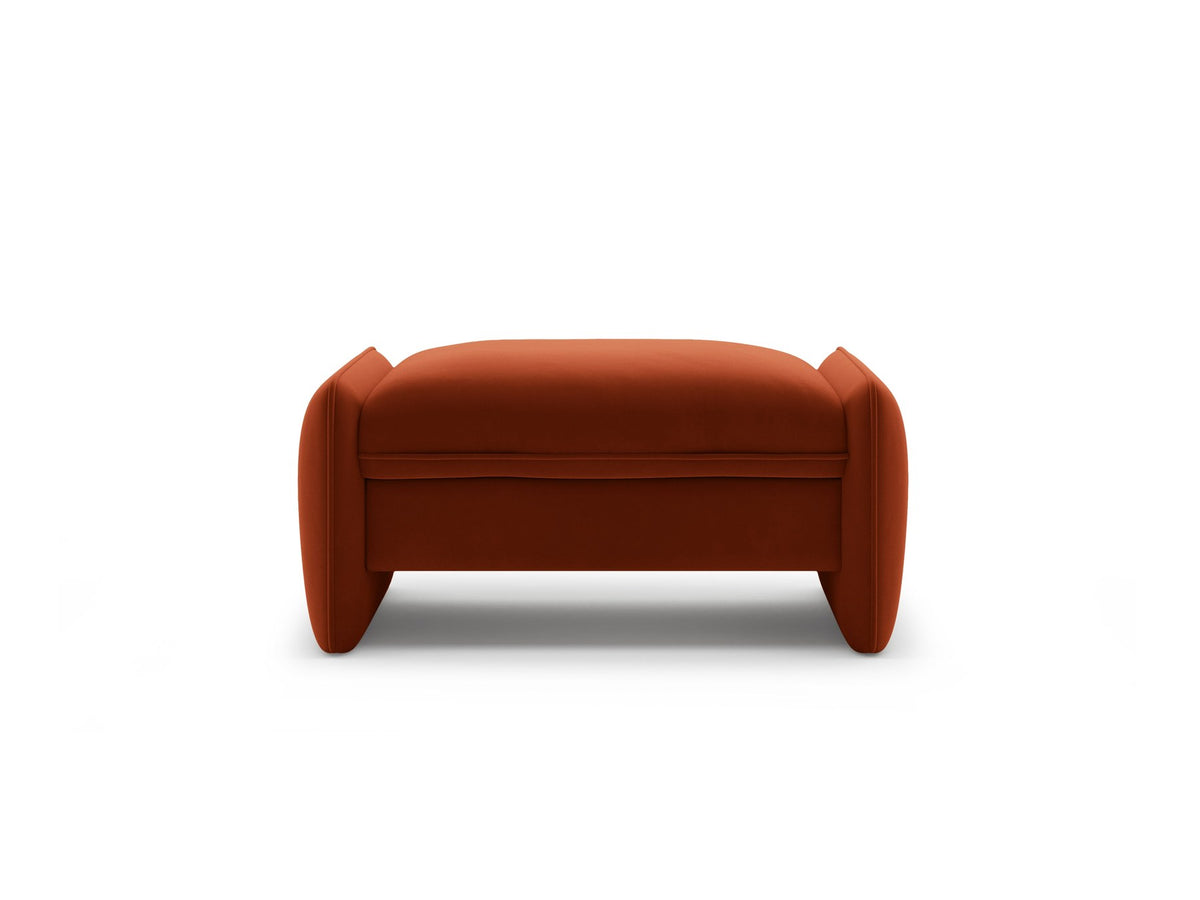 Kobaltblauer Pouf Georgia von Micadoni mit samtigem Stoffbezug, rechteckiger Form und niedrigen Kunststoffbeinen, freigestellt fotografiert.