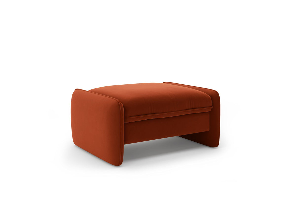 Kobaltblauer Pouf Georgia von Micadoni mit samtigem Stoffbezug, rechteckiger Form und niedrigen Kunststoffbeinen, freigestellt fotografiert.