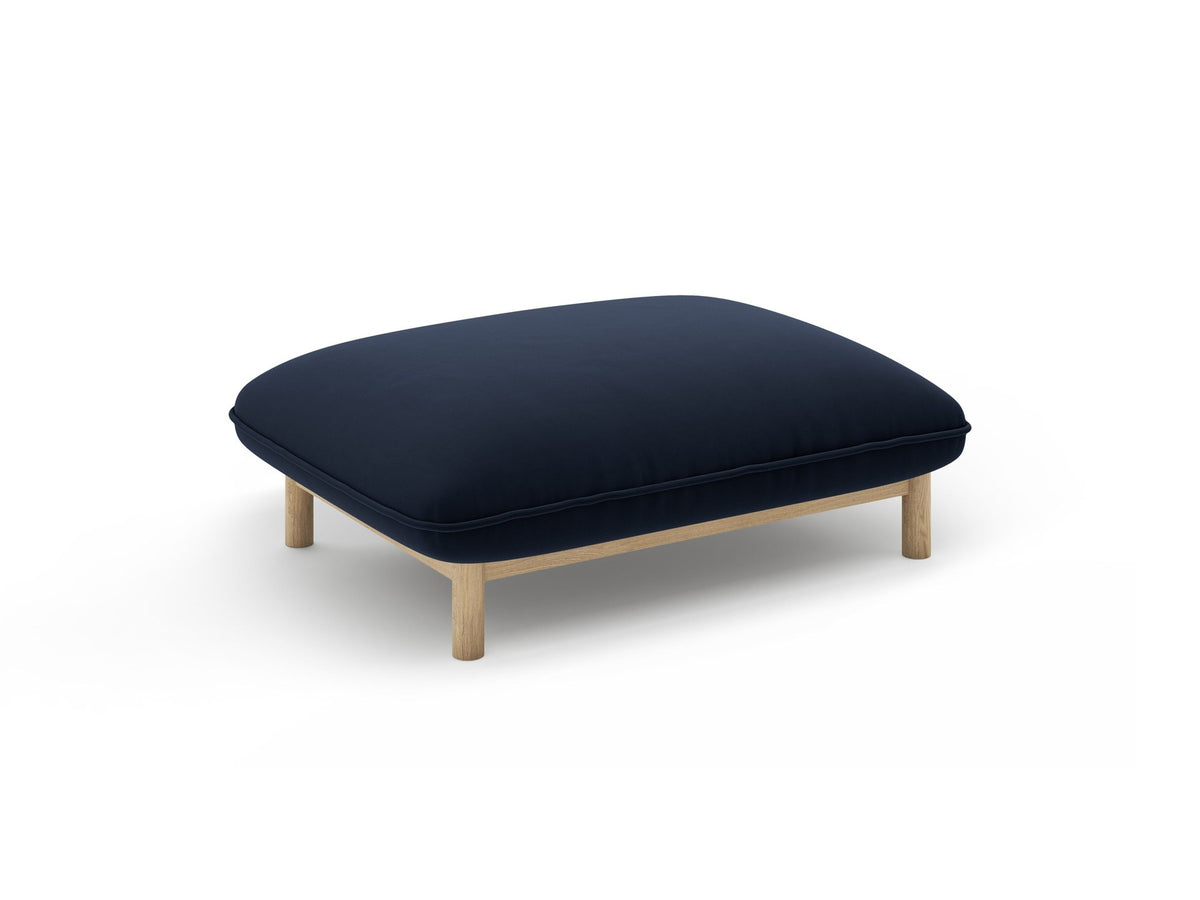 Pouf Ada von Micadoni in Mandel beige mit Casino-Veloursstoff, Holzbeinen und runder, gepolsterter Sitzfläche.