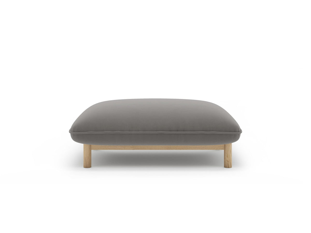 Pouf Ada von Micadoni in Mandel beige mit Casino-Veloursstoff, Holzbeinen und runder, gepolsterter Sitzfläche.