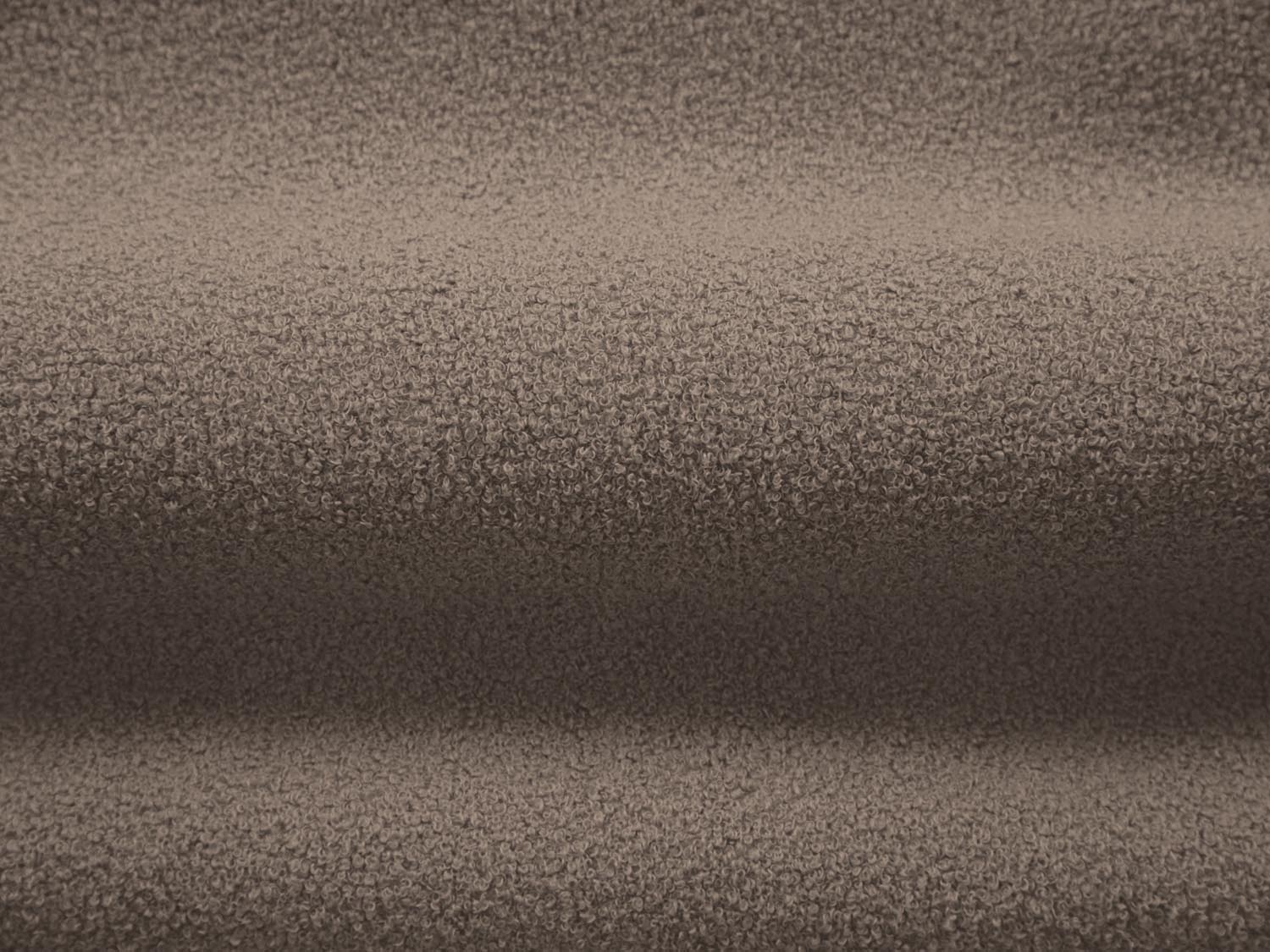 Erleben Sie den Jenny Boucle Pouf 1 Sitz von Micadoni – ein vielseitiges, elegantes Möbelstück, das Stil und Bequemlichkeit in Ihr Zuhause bringt.